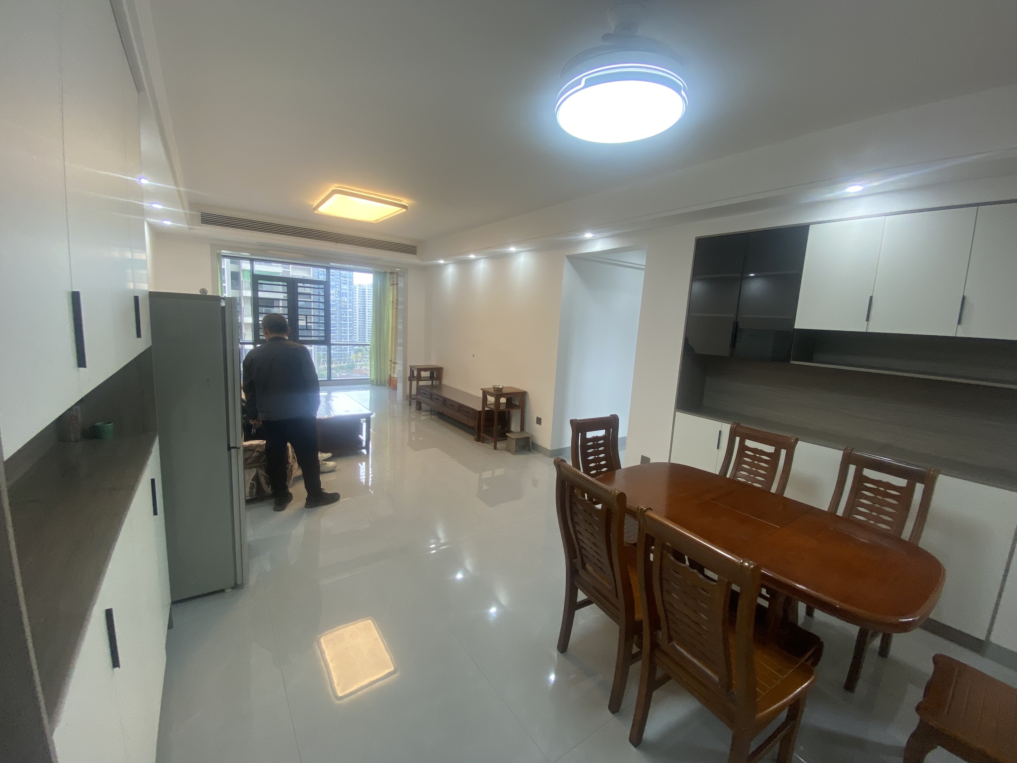 互助小区电梯房  3室1厅2卫    2000.0元/月室内图