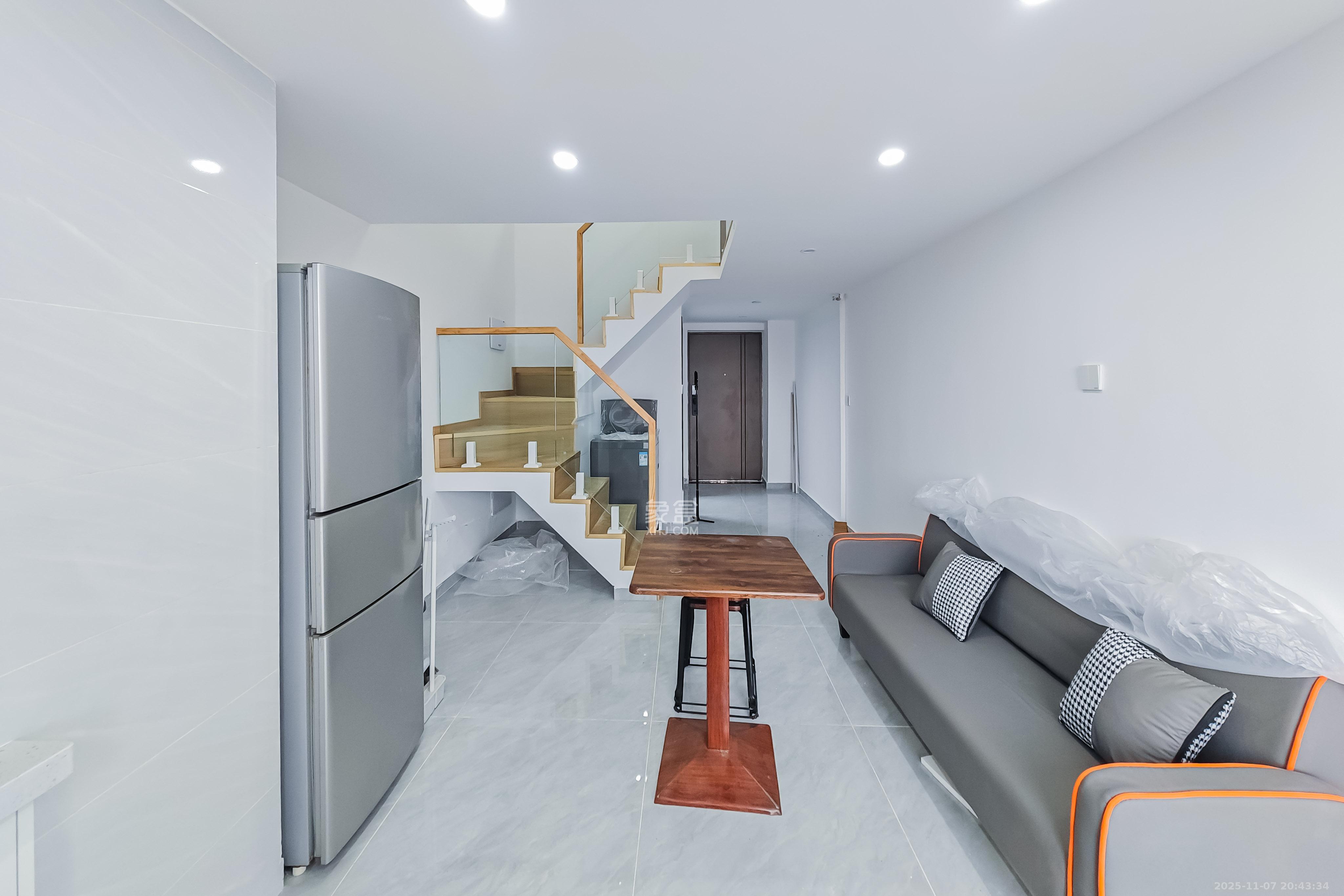 卓越伊景苑 2室1厅1卫 28.0万 卓越伊景苑 2室1厅1卫 28.0万客厅