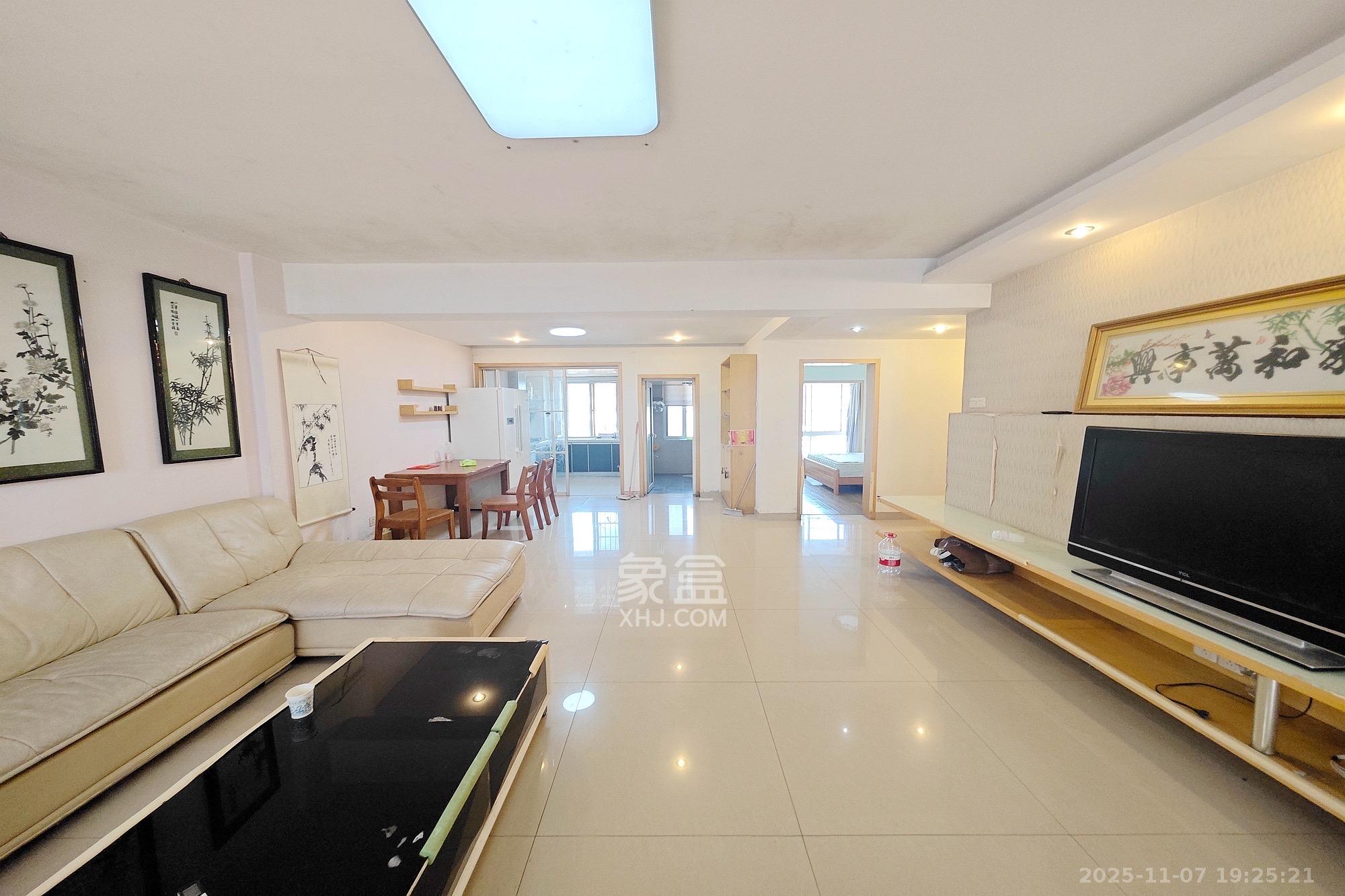 官塘公寓  3室2厅2卫    2000.0元/月室内图