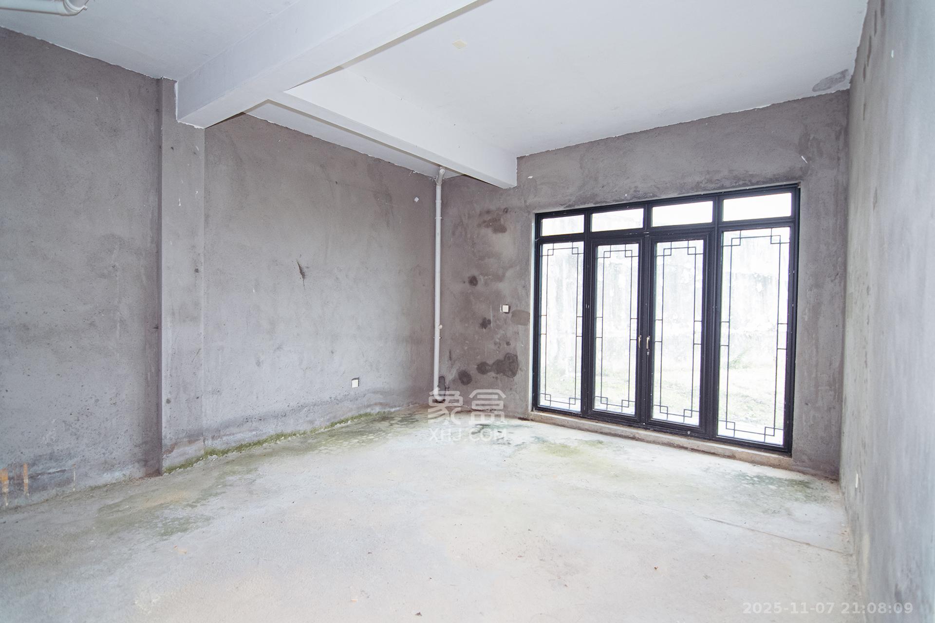 绿城高尔夫小镇  6室2厅2卫    900.0万卧室