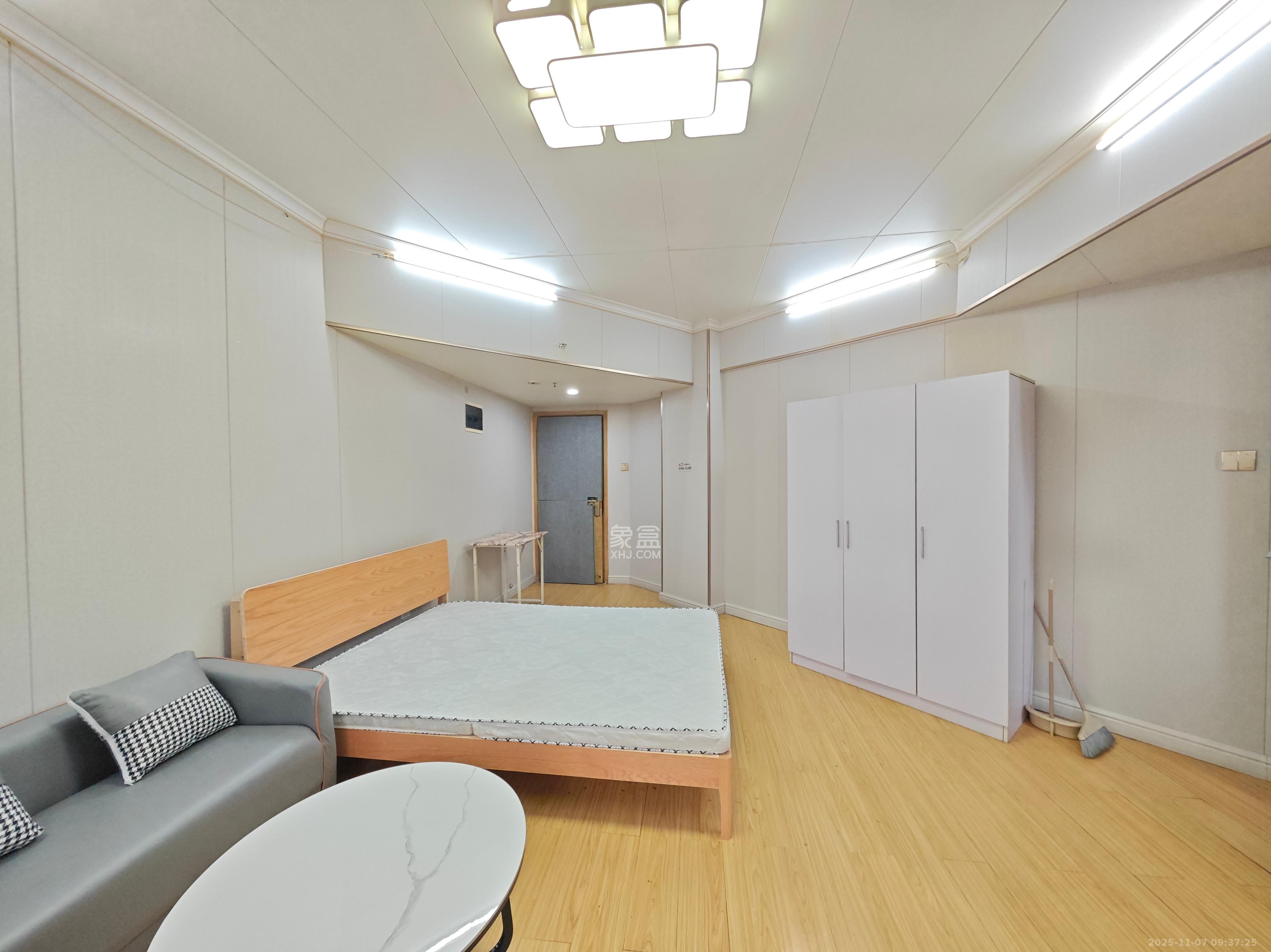 三重星都心  1室1厅1卫    1300.0元/月