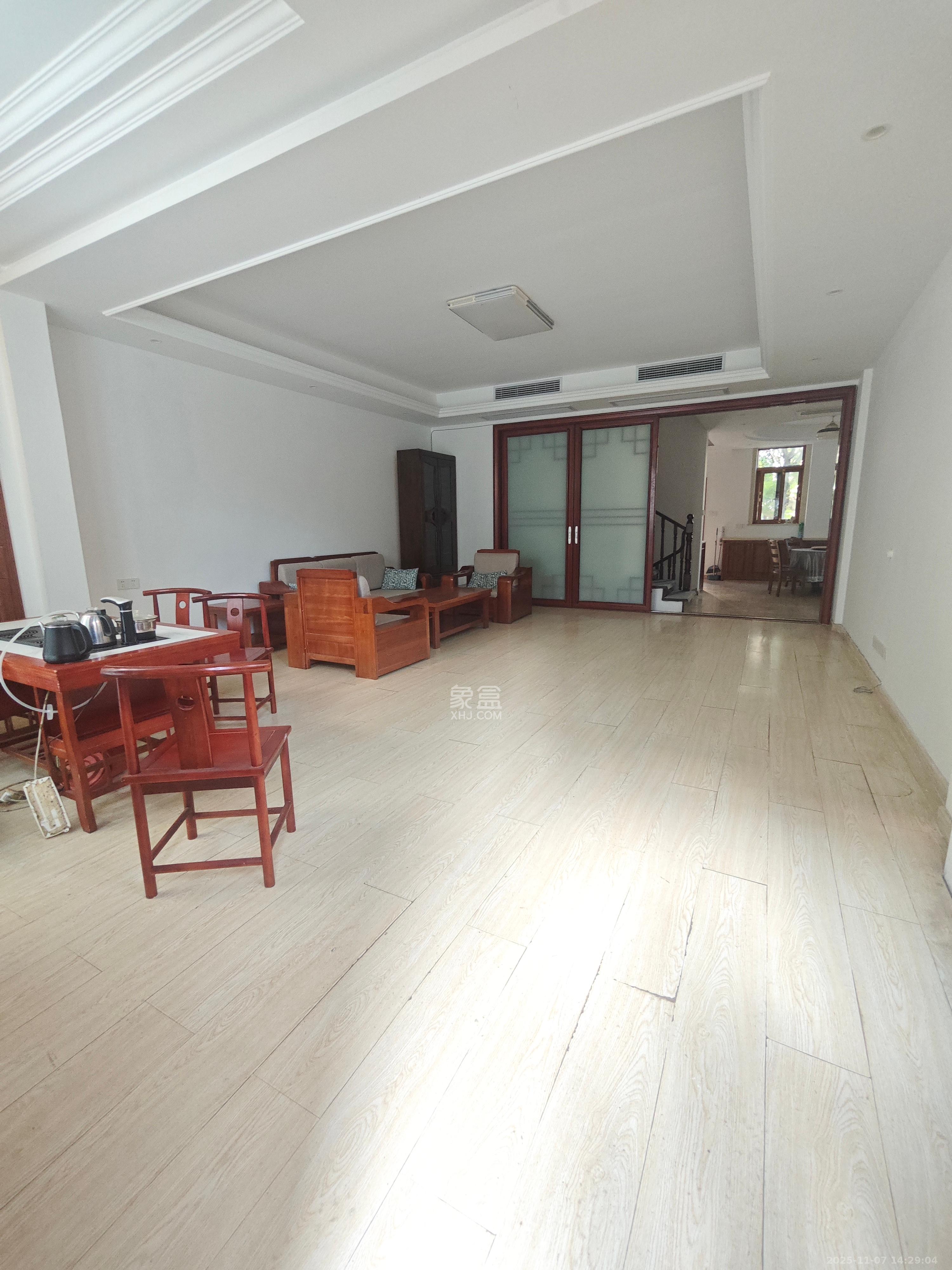 欧莱雅郡 5室2厅3卫 11500.0元/月 欧莱雅郡 5室2厅3卫 11500.0元/月室内图