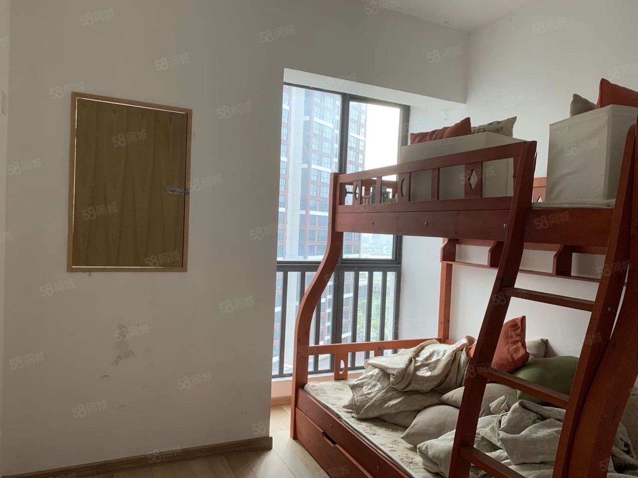 逸臣中央  3室2厅2卫    2000.0元/月室内图