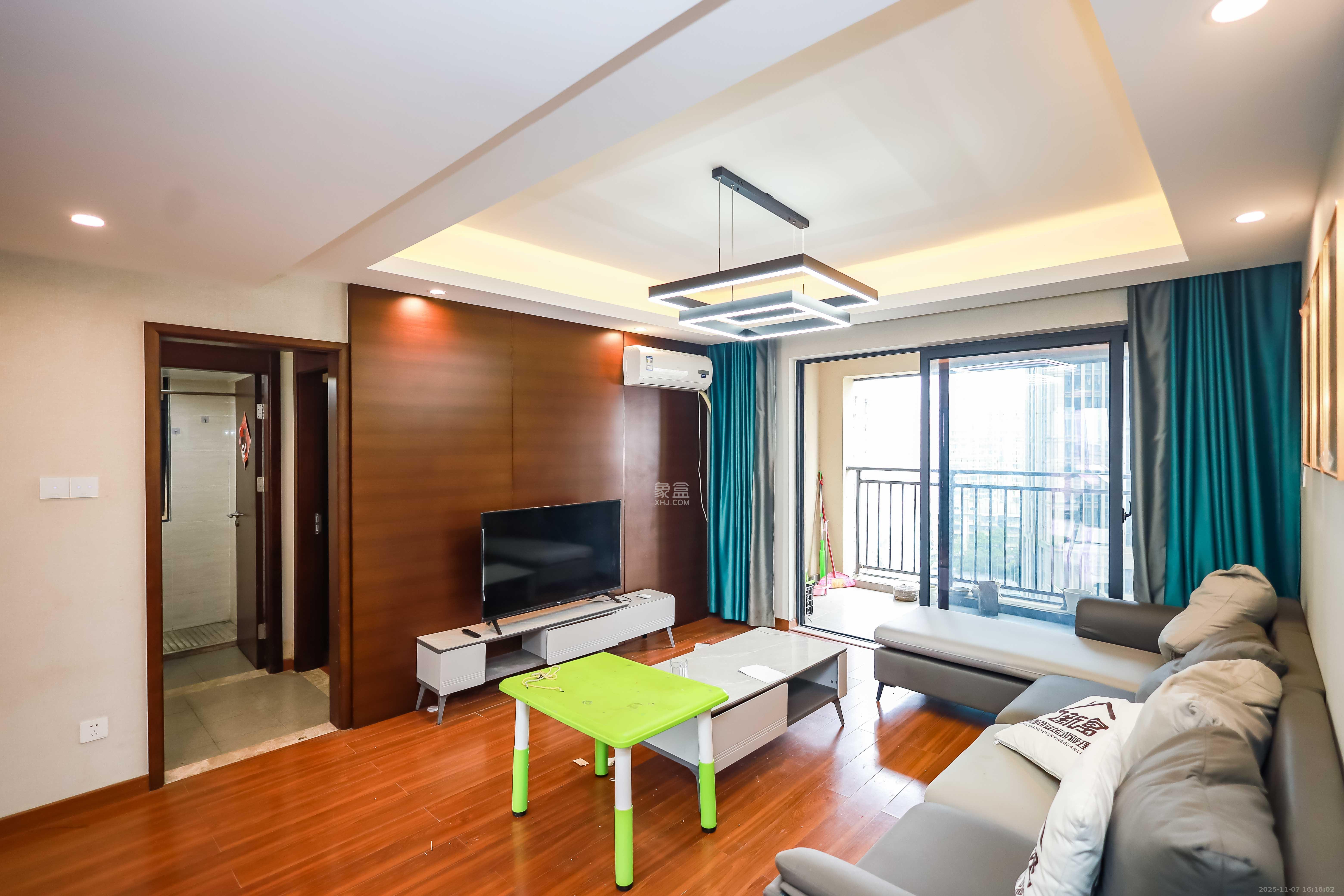 荣泰广场 4室2厅2卫 105.0万 荣泰广场 4室2厅2卫 105.0万客厅