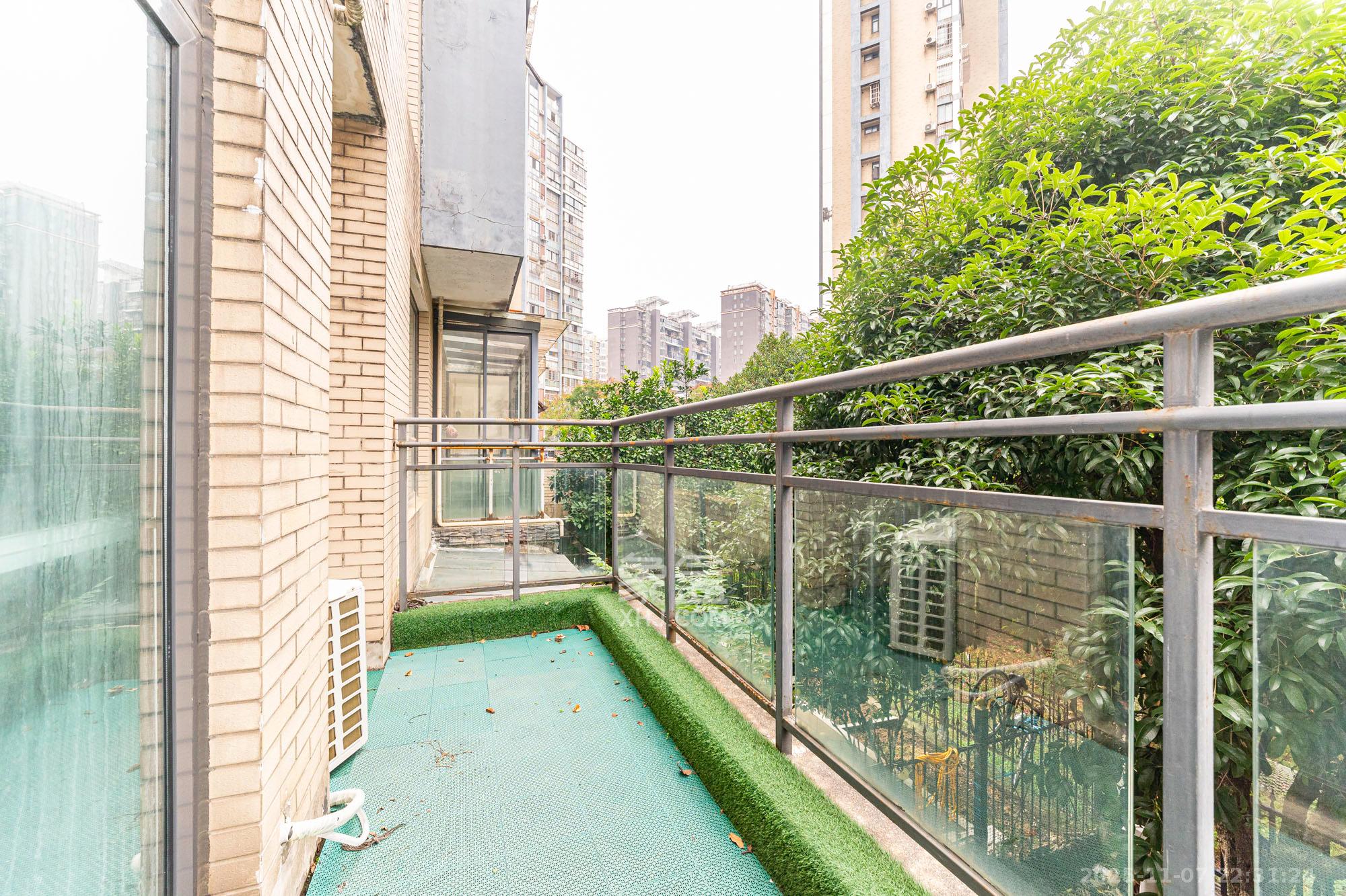 山水湾 5室2厅2卫 410.0万 山水湾 5室2厅2卫 410.0万阳台