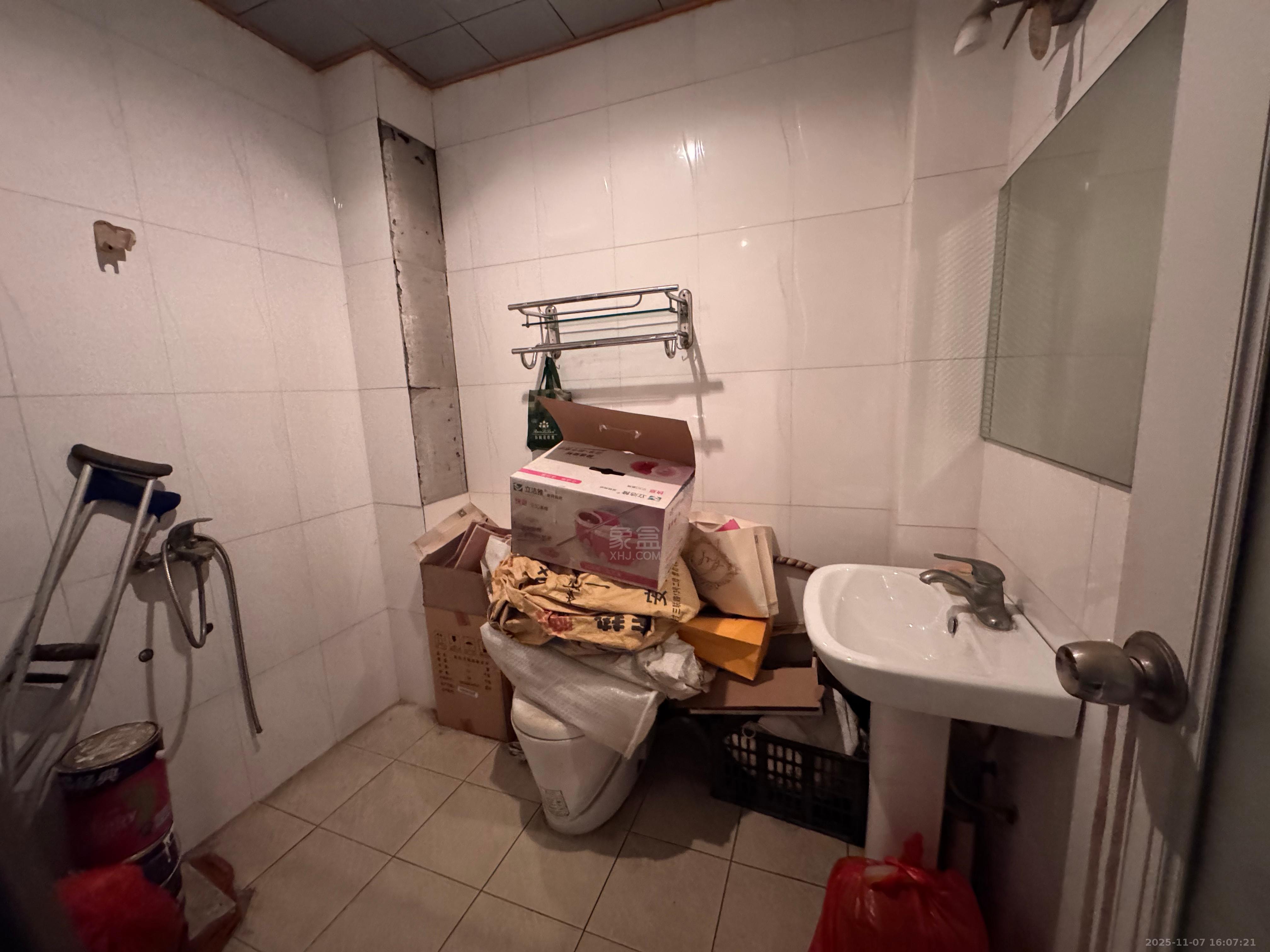 天台小区  3室2厅2卫    1300.0元/月室内图