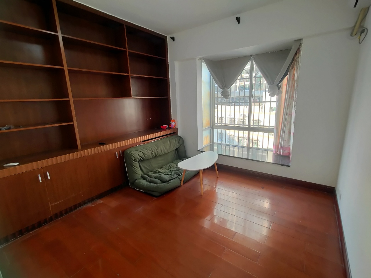 学苑公寓 4室2厅2卫 3200.0元/月 学苑公寓 4室2厅2卫 3200.0元/月室内图