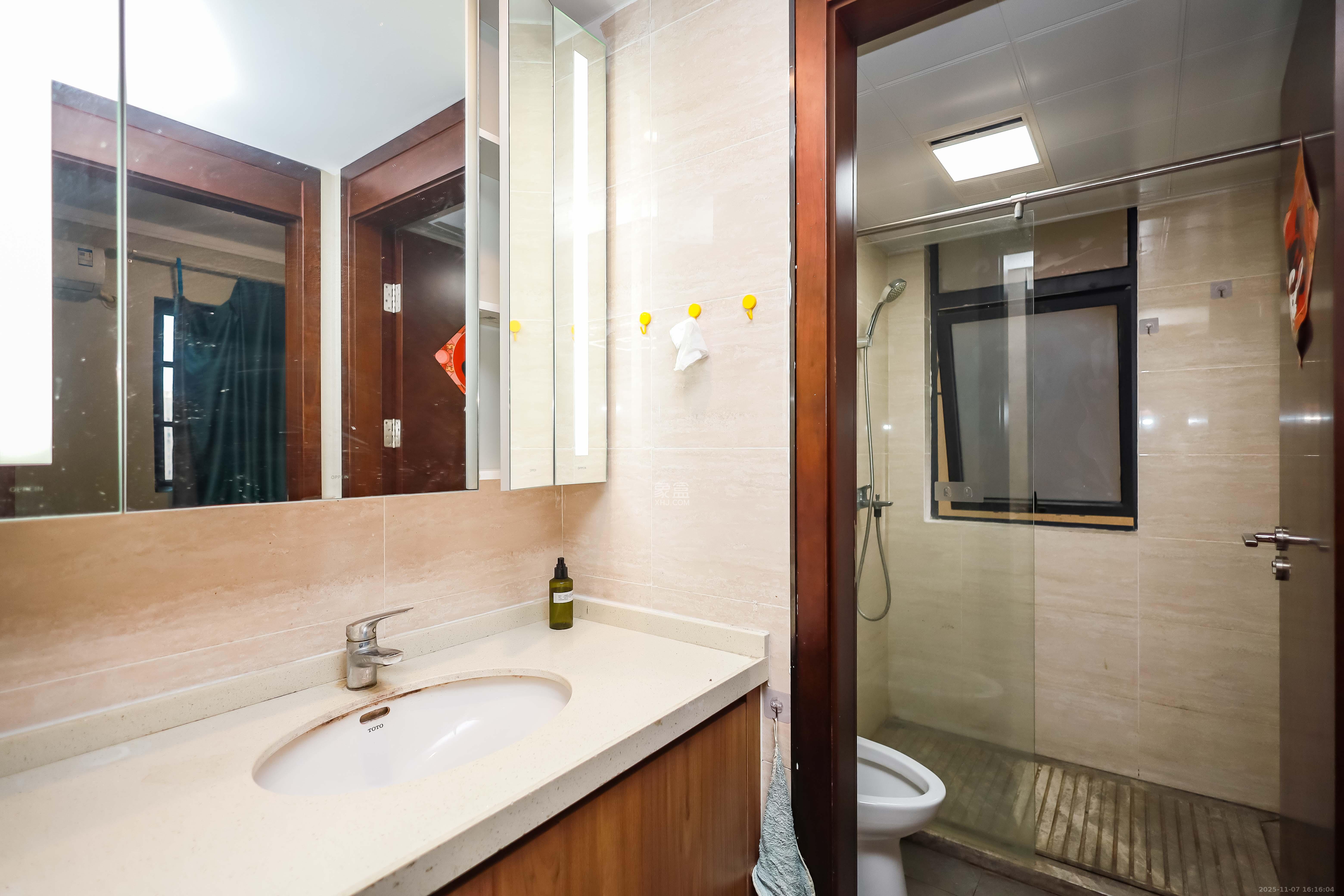 荣泰广场 4室2厅2卫 105.0万 荣泰广场 4室2厅2卫 105.0万卫生间