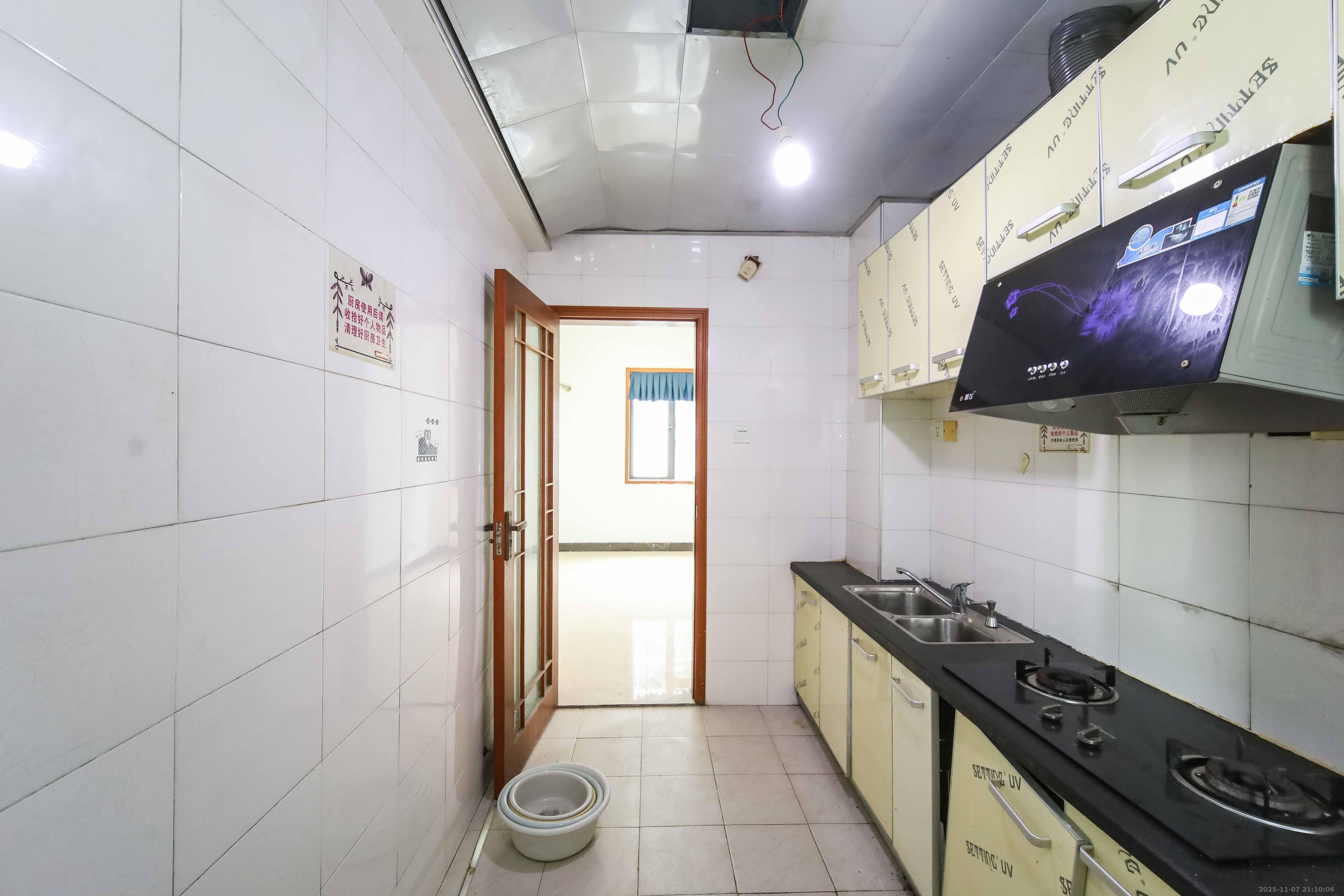 银港水晶城 3室2厅2卫 99.8万 银港水晶城 3室2厅2卫 99.8万厨房