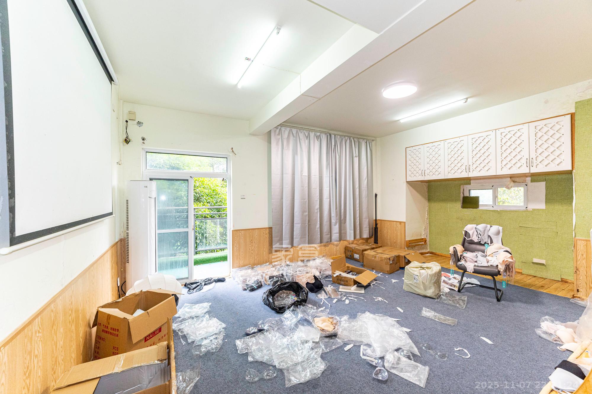 山水湾 5室2厅2卫 410.0万 山水湾 5室2厅2卫 410.0万客厅