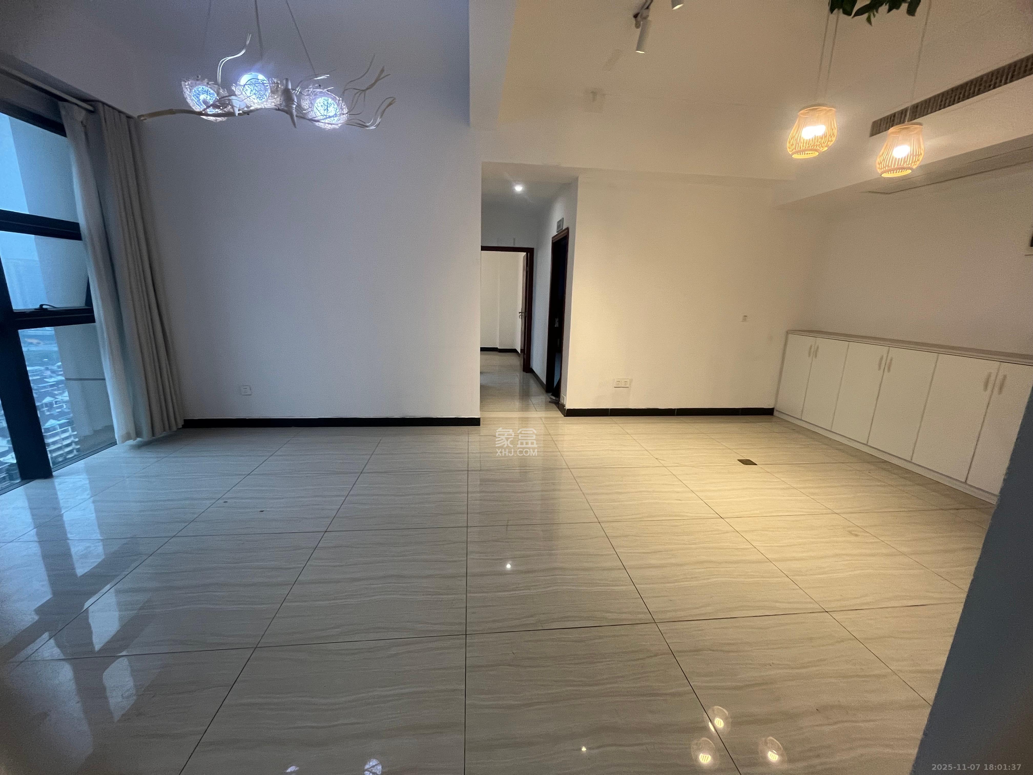 万坤图财富广场  3室1厅1卫    4500.0元/月室内图