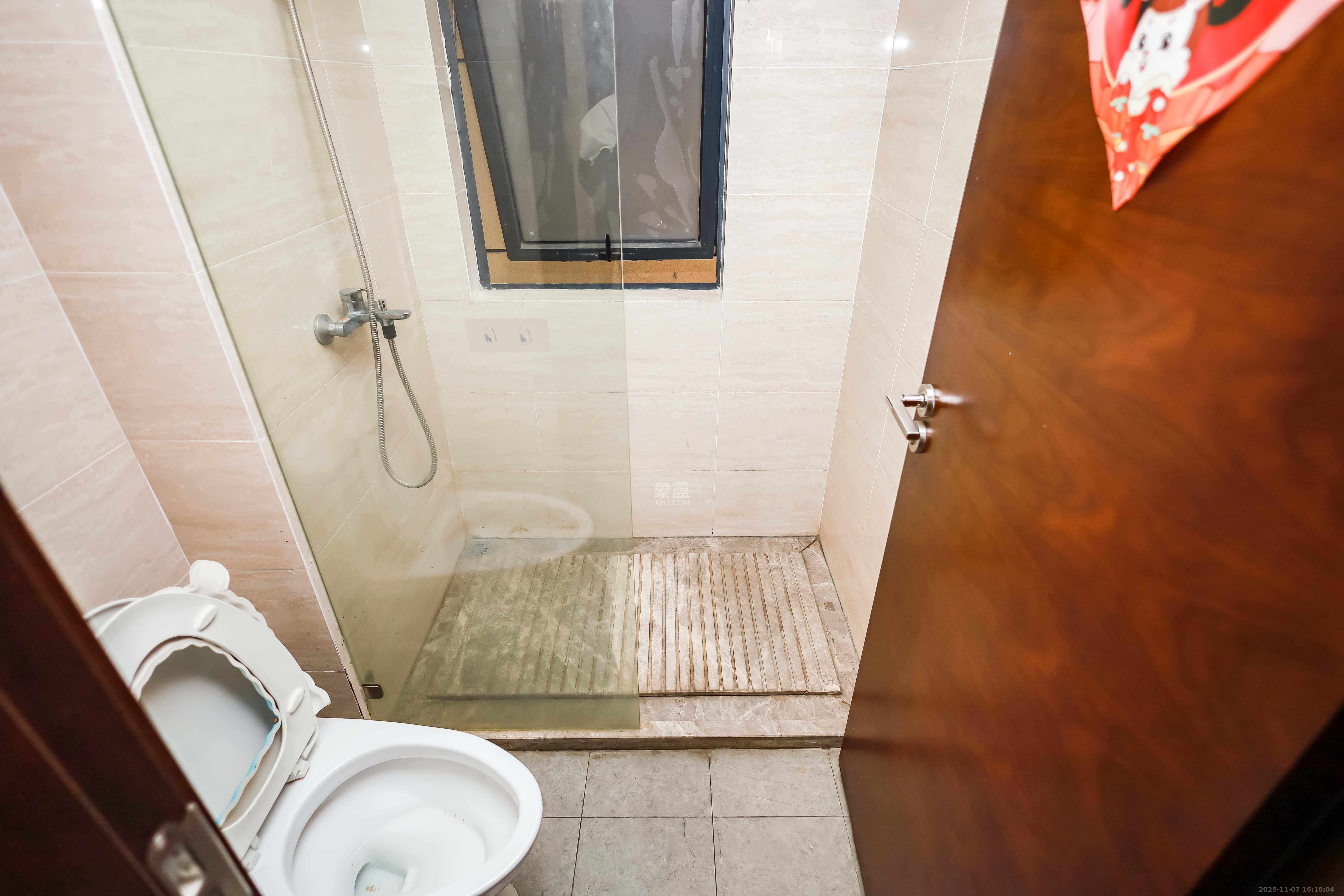 荣泰广场 4室2厅2卫 105.0万 荣泰广场 4室2厅2卫 105.0万卫生间