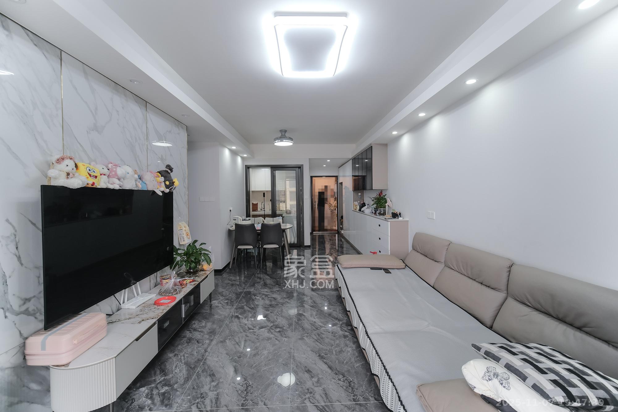 保利香槟国际 3室2厅1卫 79.0万 保利香槟国际 3室2厅1卫 79.0万客厅