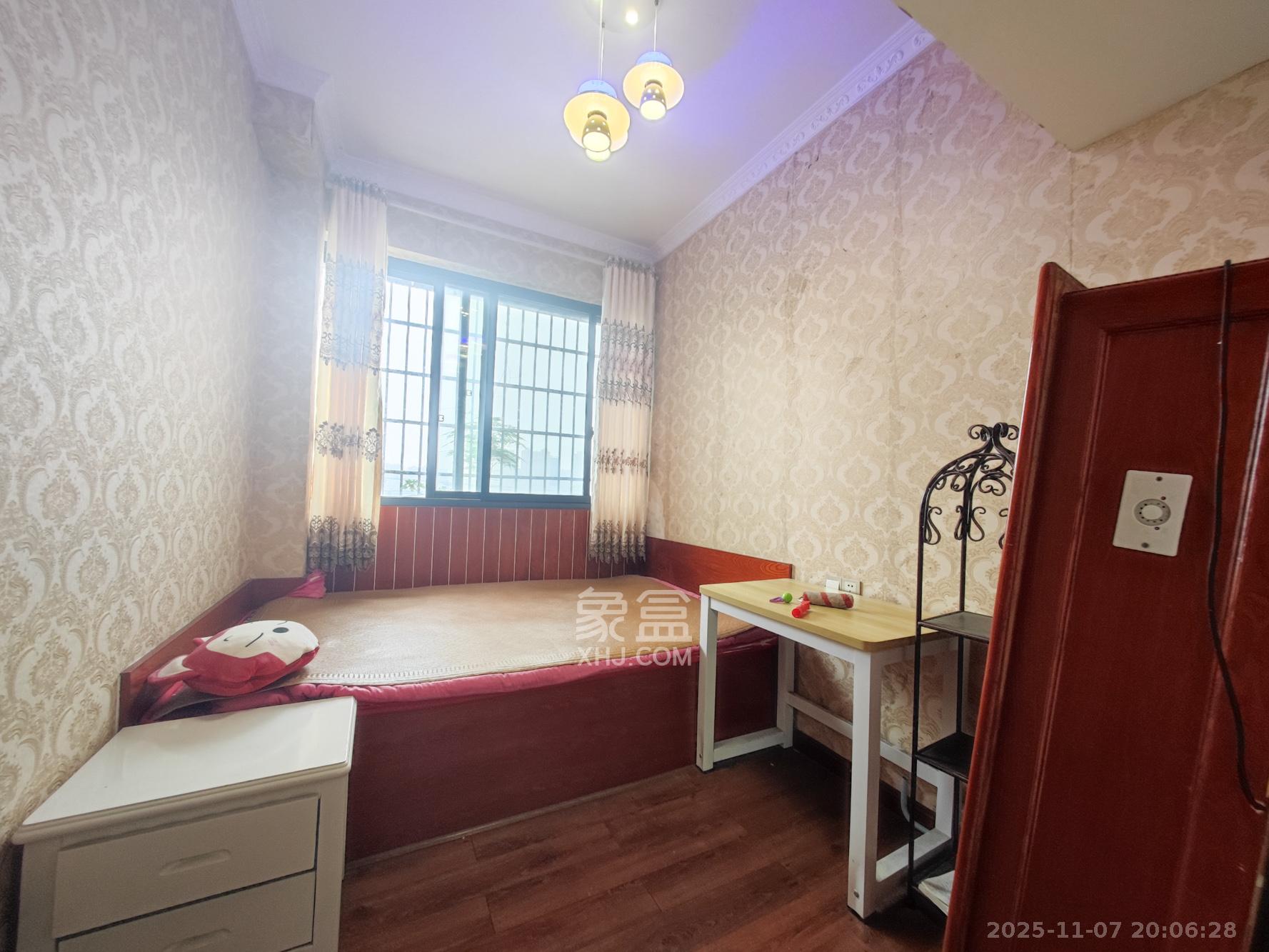 华银天际 1室2厅1卫 88.0万 华银天际 1室2厅1卫 88.0万卧室