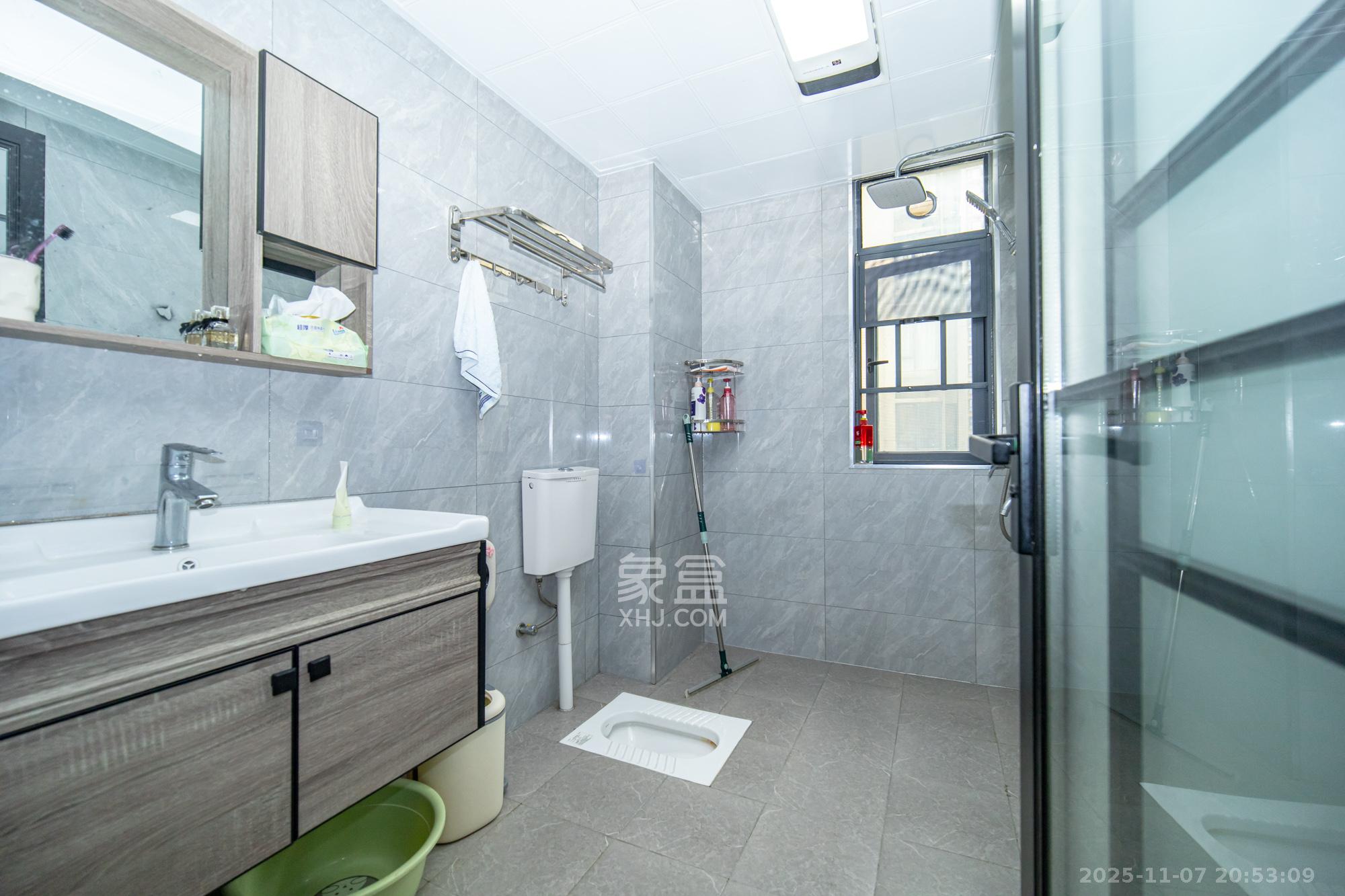 蓝山郡 3室2厅2卫 100.0万 蓝山郡 3室2厅2卫 100.0万卫生间