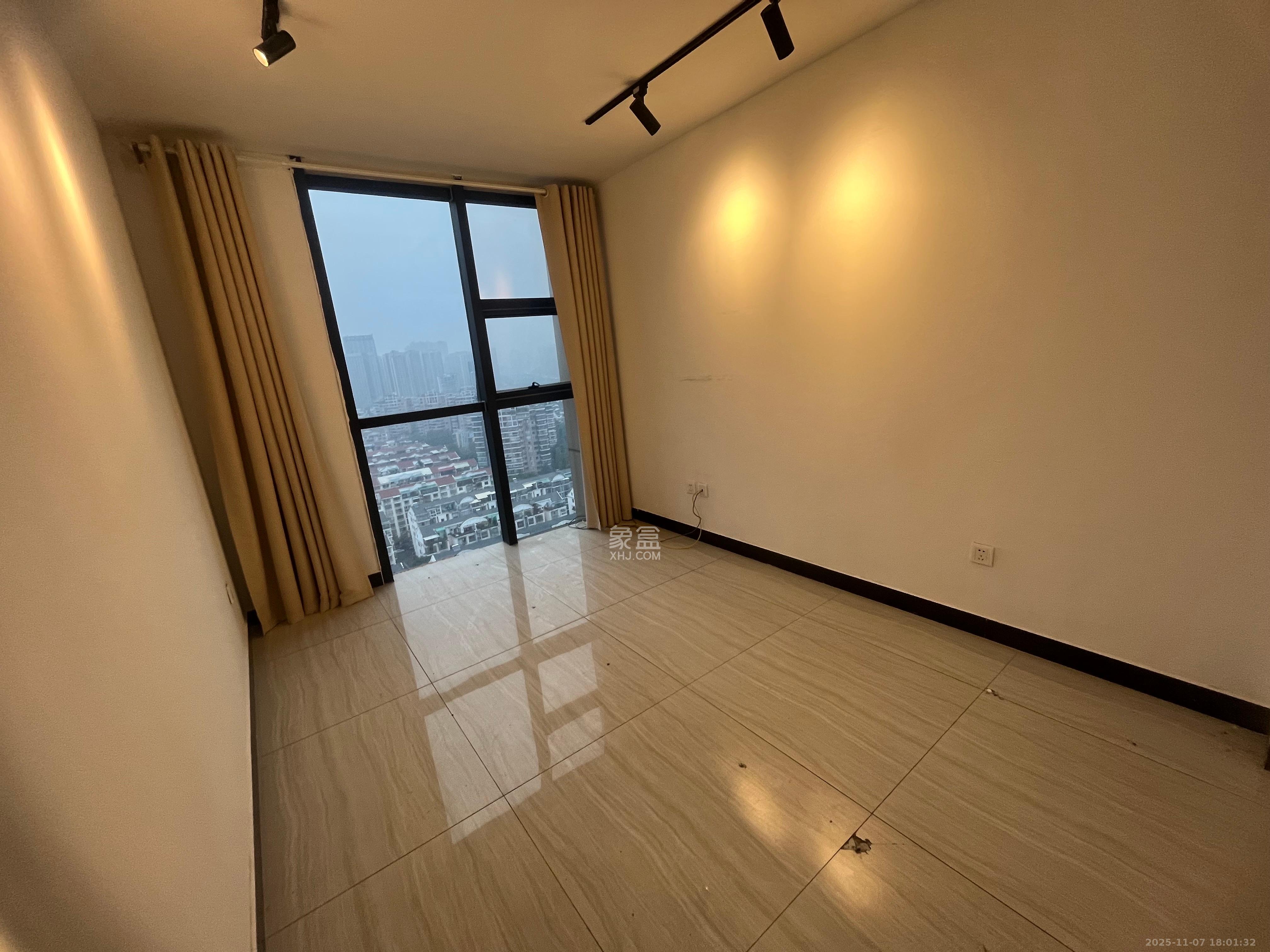 万坤图财富广场  3室1厅1卫    4500.0元/月室内图