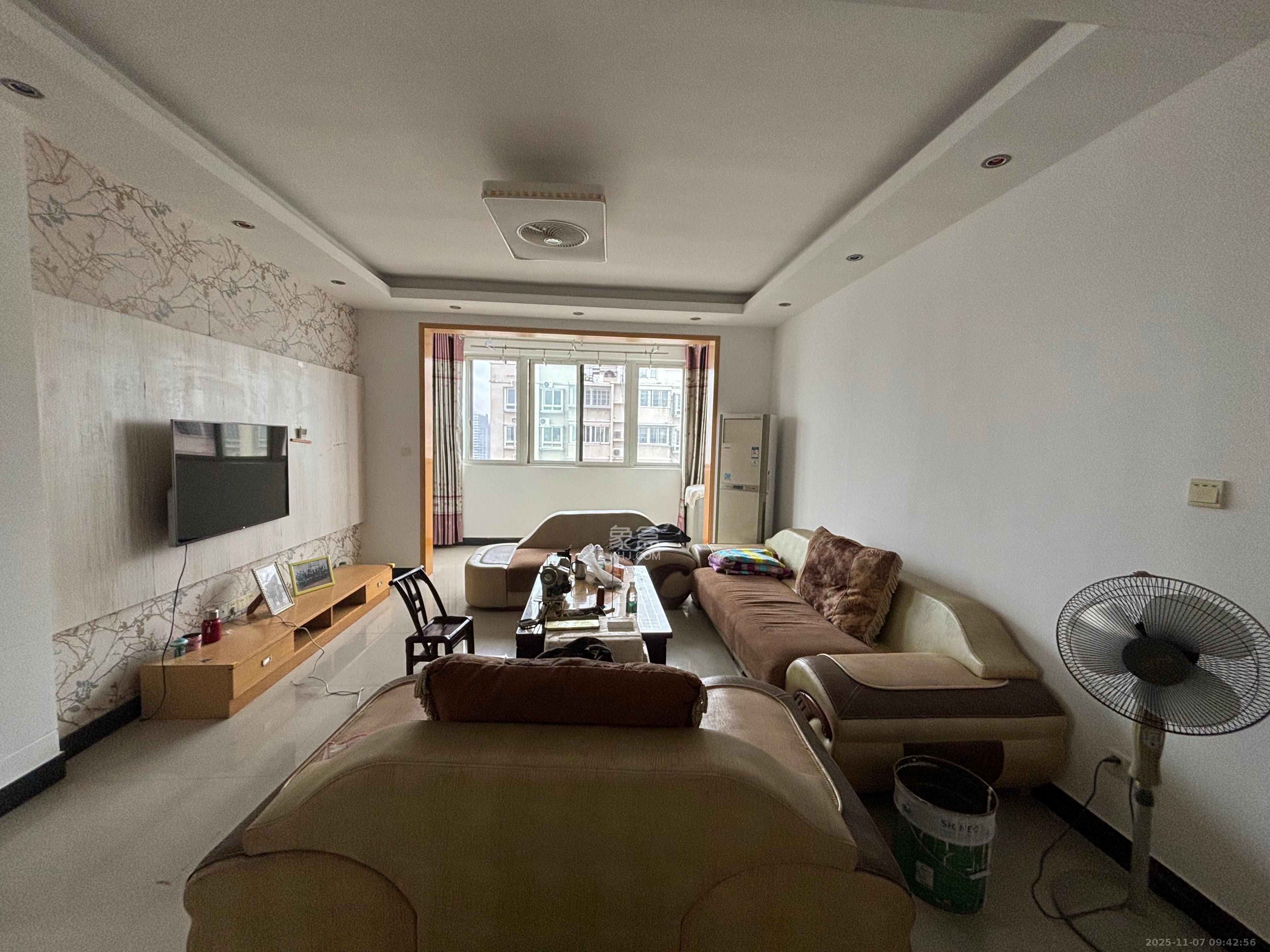 楚天中苑  3室2厅0卫    2000.0元/月