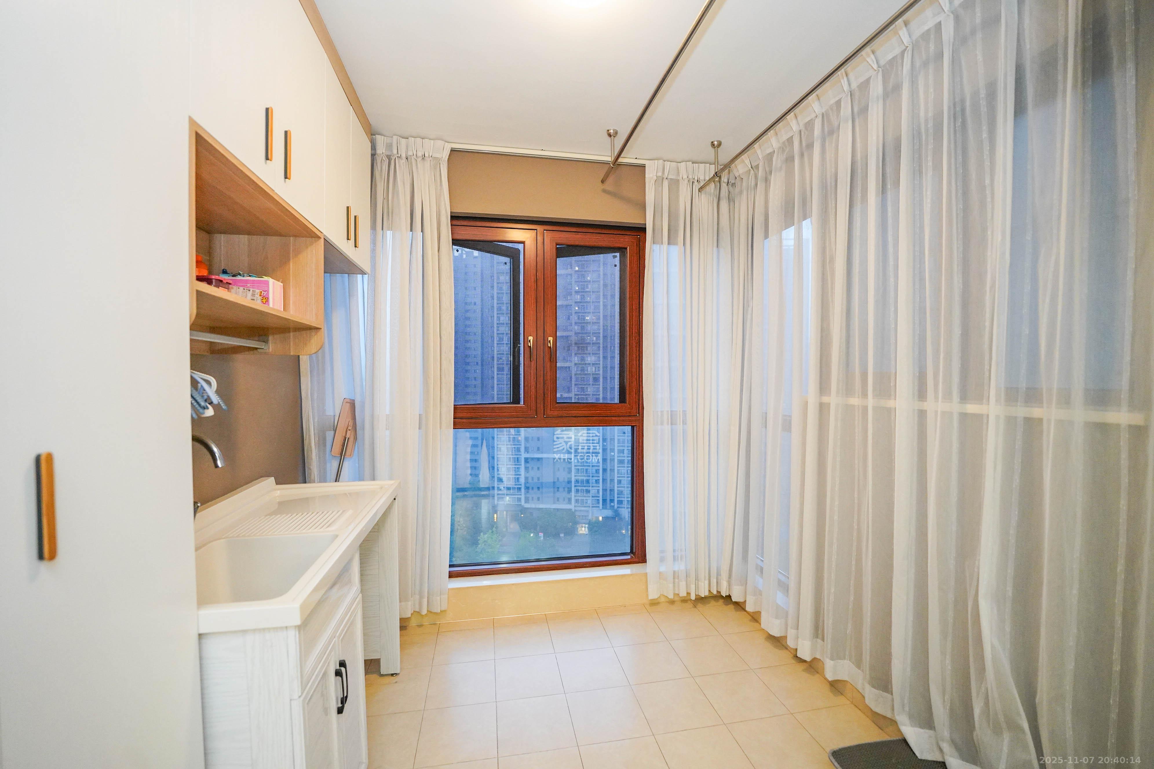 汇金城/嘉华城（二期、三期）  3室2厅2卫    138.0万阳台