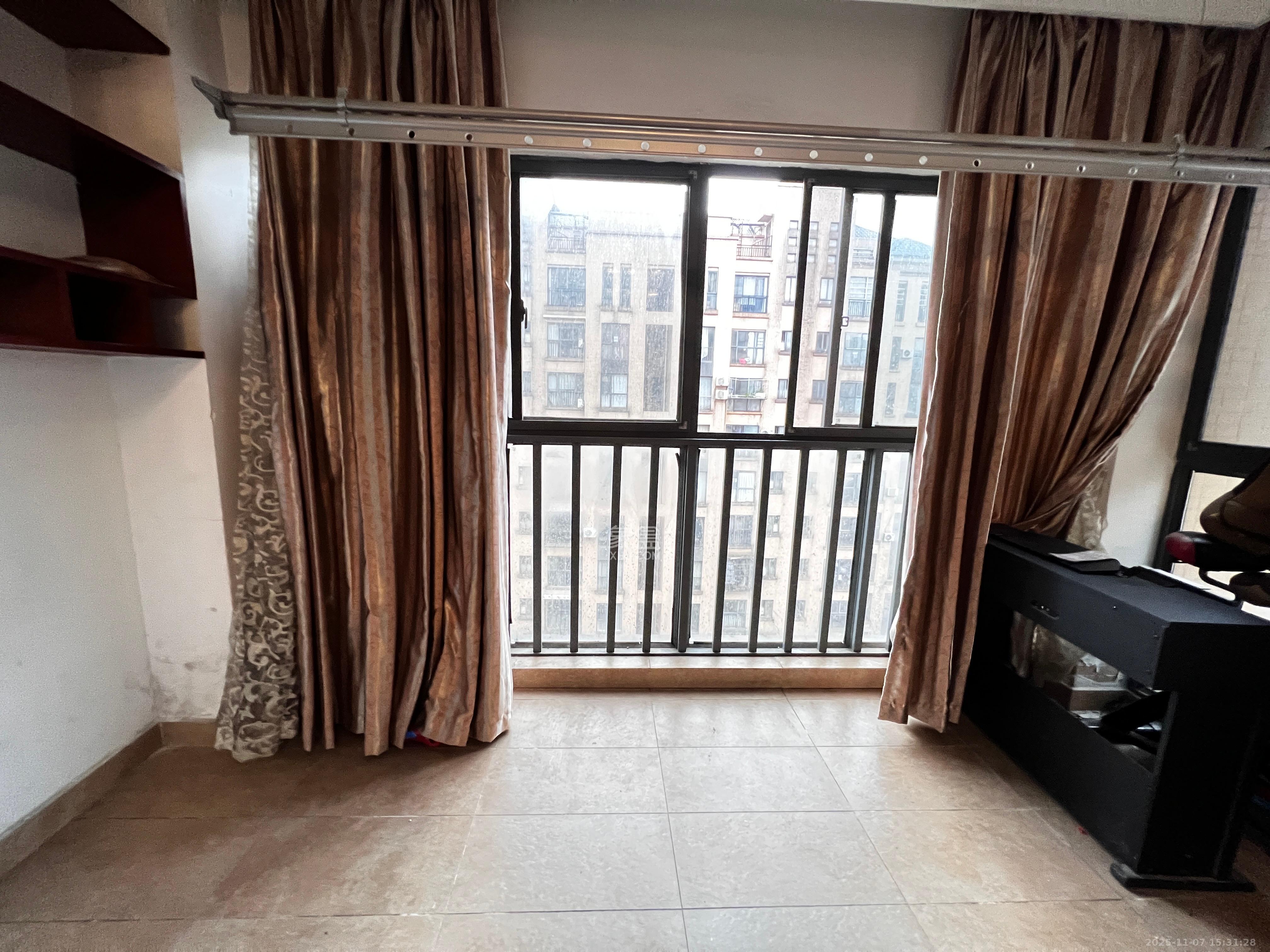 中城丽景香山园  2室2厅1卫    2800.0元/月室内图