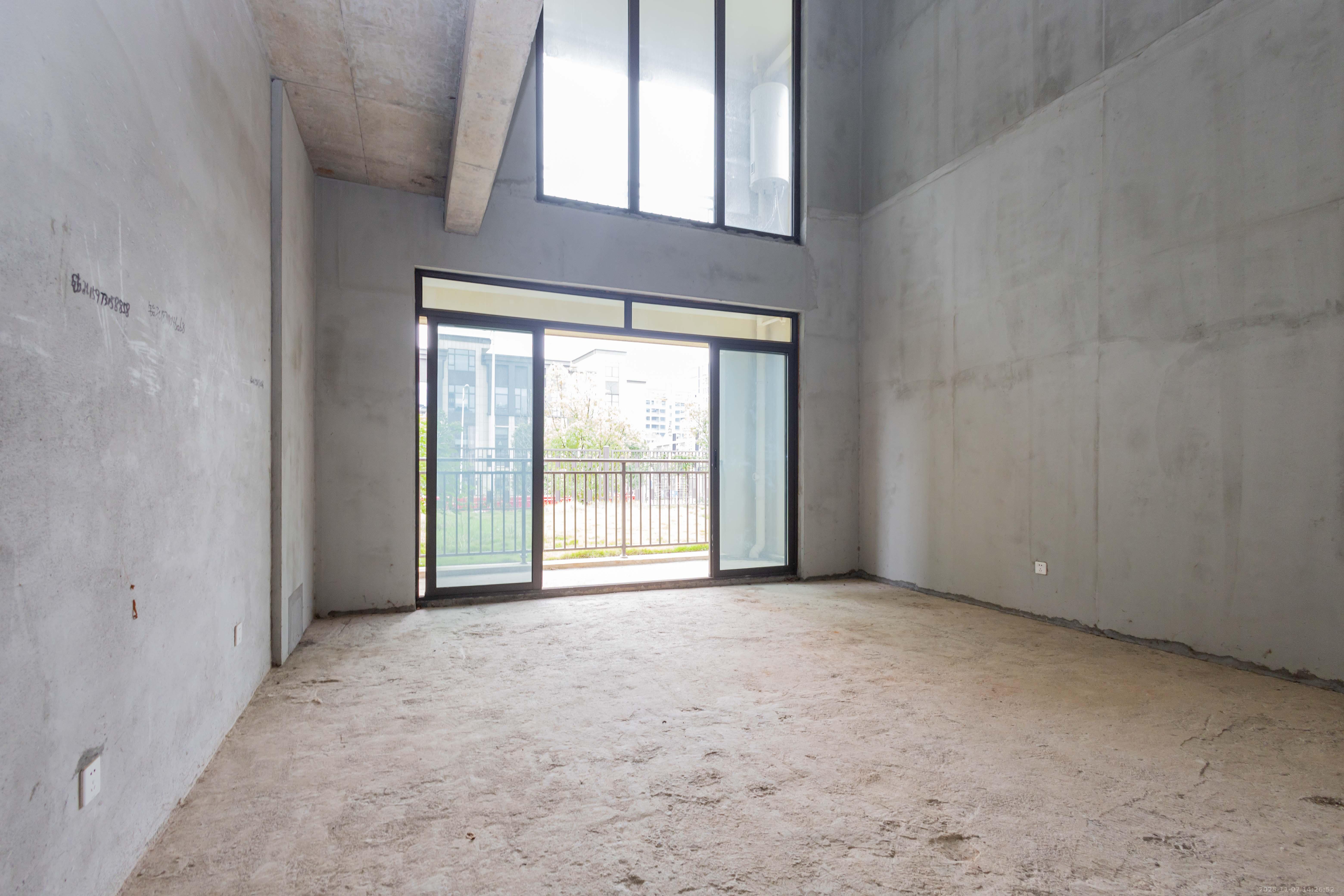 湘域芯城二期  4室2厅2卫    380.0万客厅