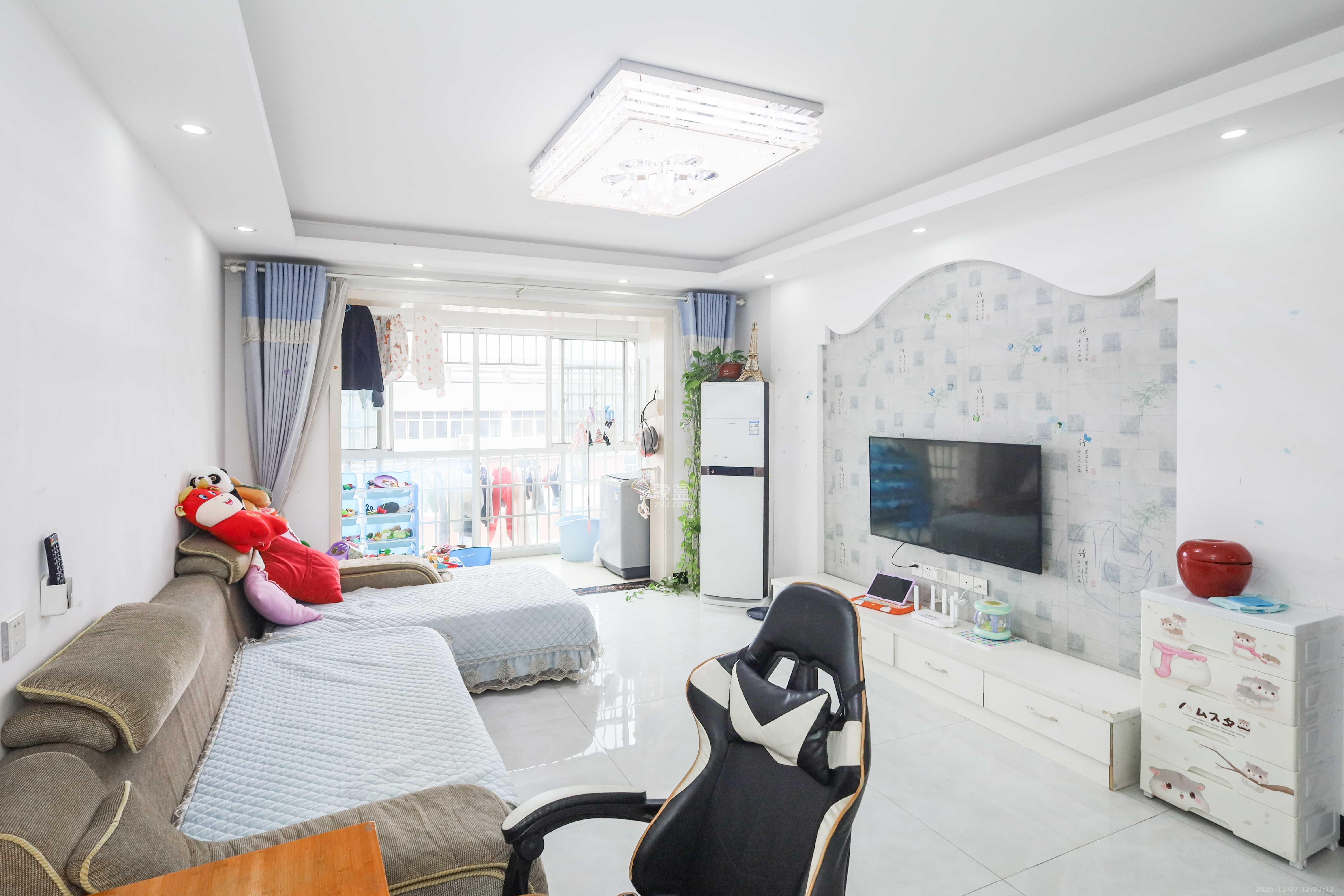 可可小城（麓谷可可小城)  3室2厅1卫    75.0万客厅