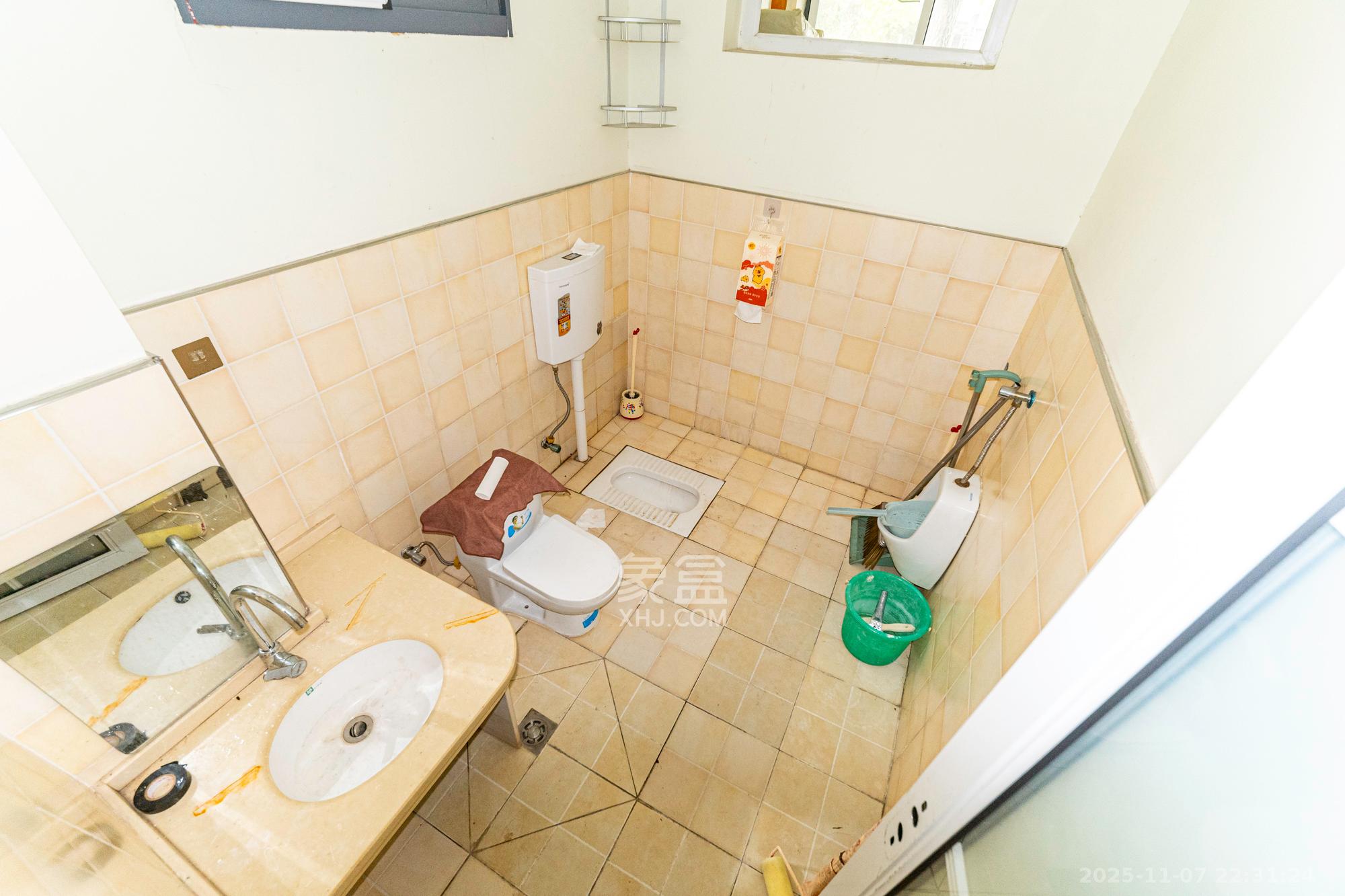 山水湾  5室2厅2卫    410.0万卫生间