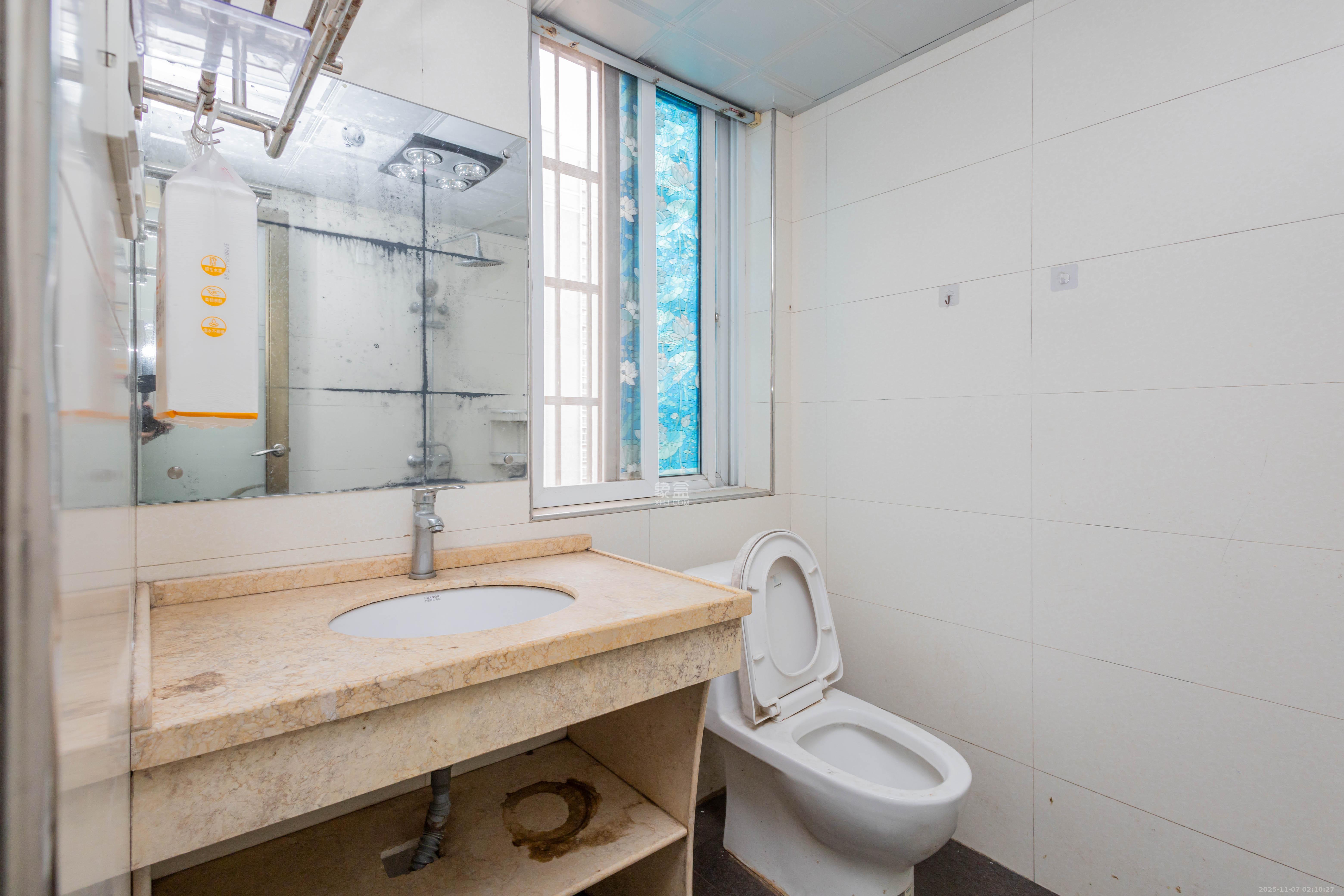 紫云阁  4室2厅2卫    71.8万卫生间