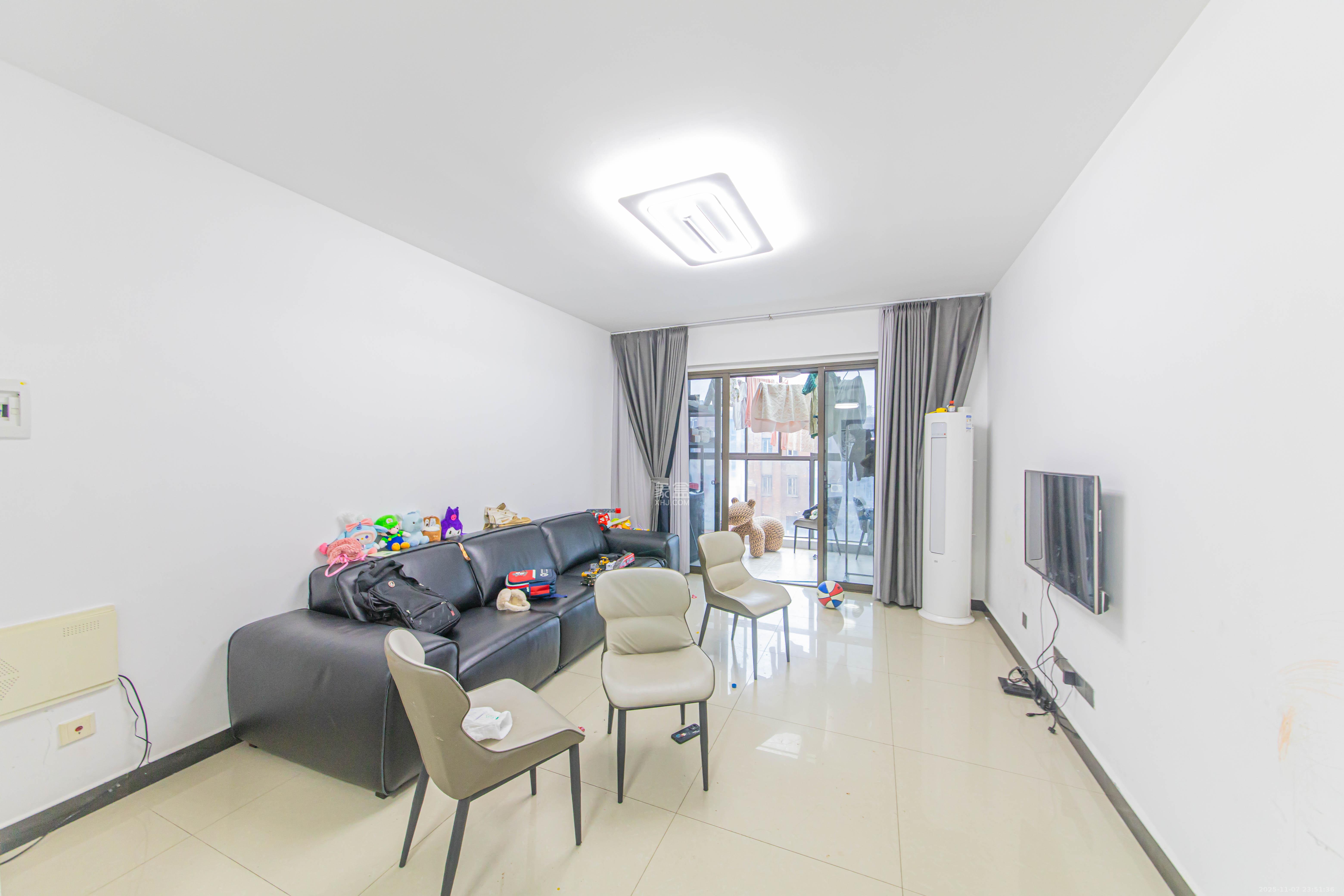 绿地公馆（绿地名邸）  3室2厅2卫    92.0万客厅