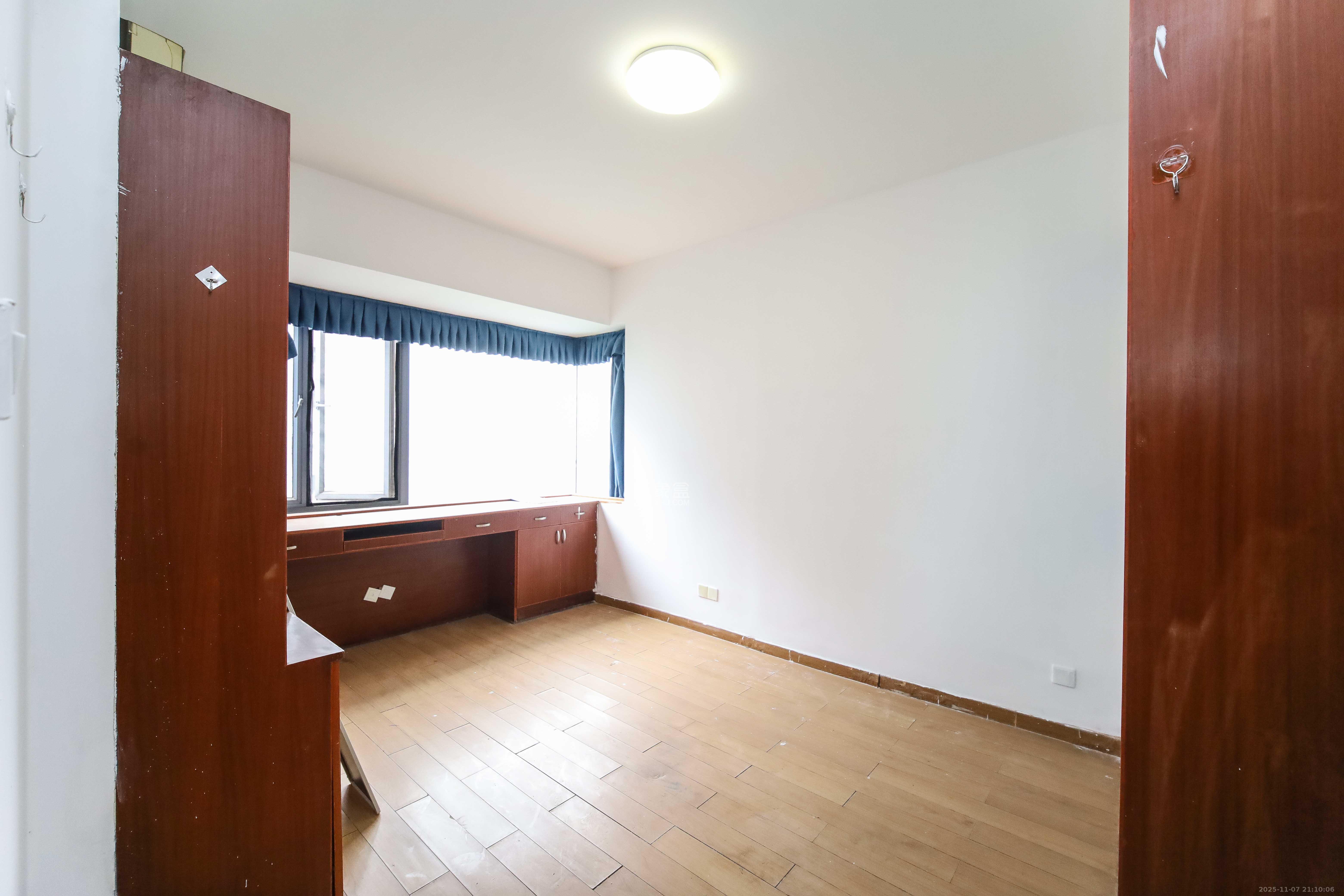 银港水晶城 3室2厅2卫 99.8万 银港水晶城 3室2厅2卫 99.8万卧室