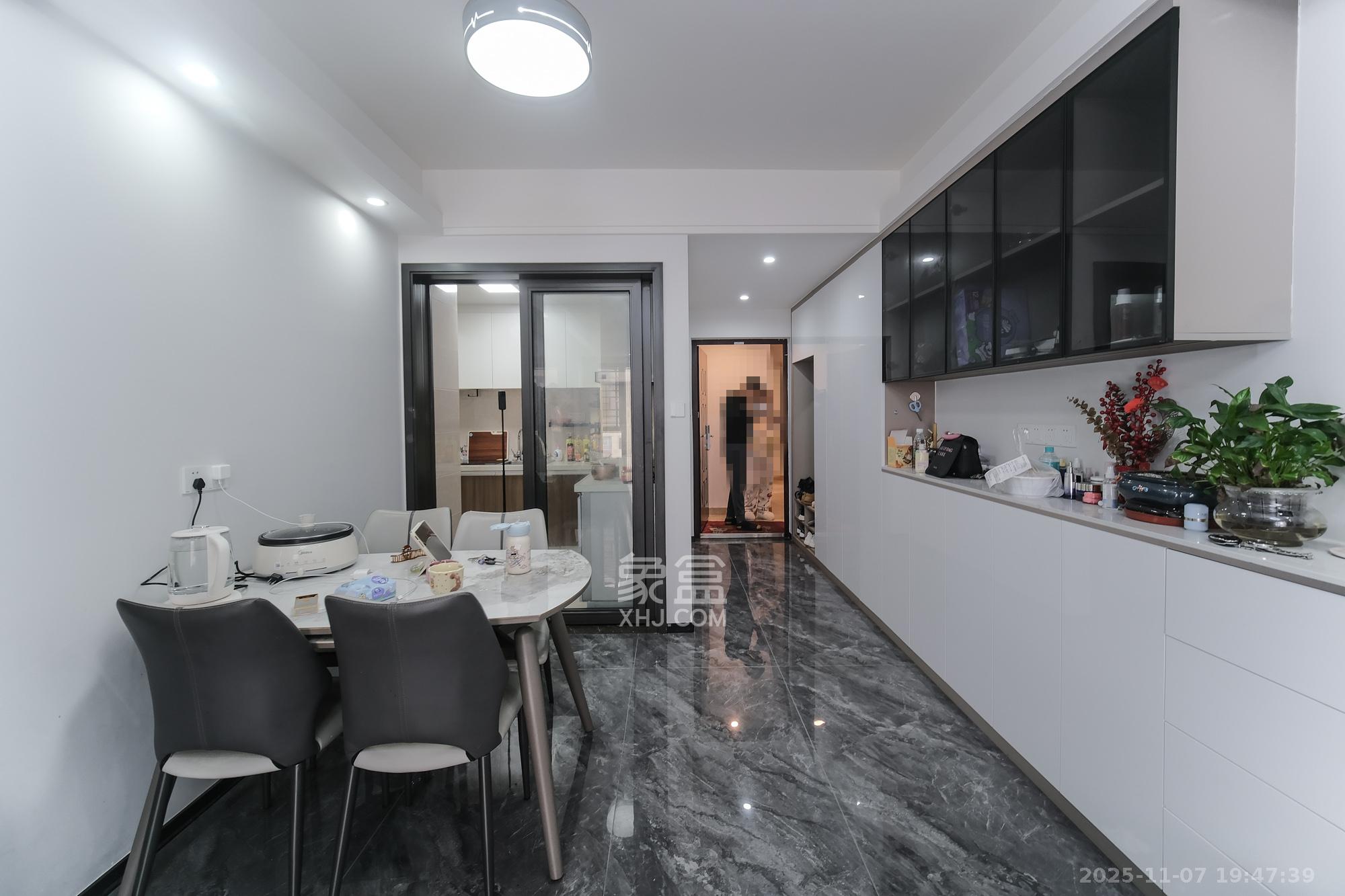 保利香槟国际 3室2厅1卫 79.0万 保利香槟国际 3室2厅1卫 79.0万客厅