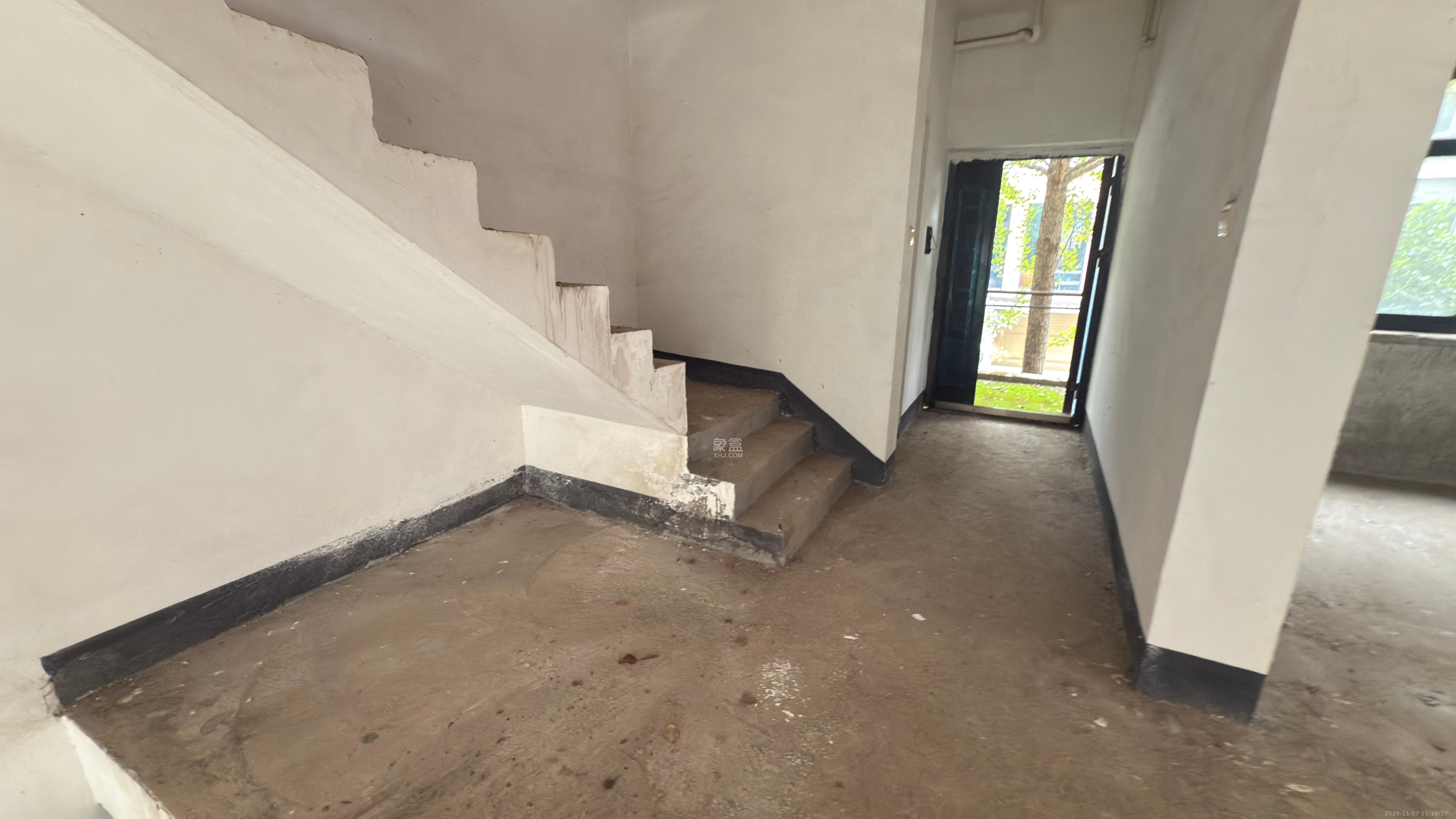 逸墅庄园 1室1厅1卫 150.0万 逸墅庄园 1室1厅1卫 150.0万客厅