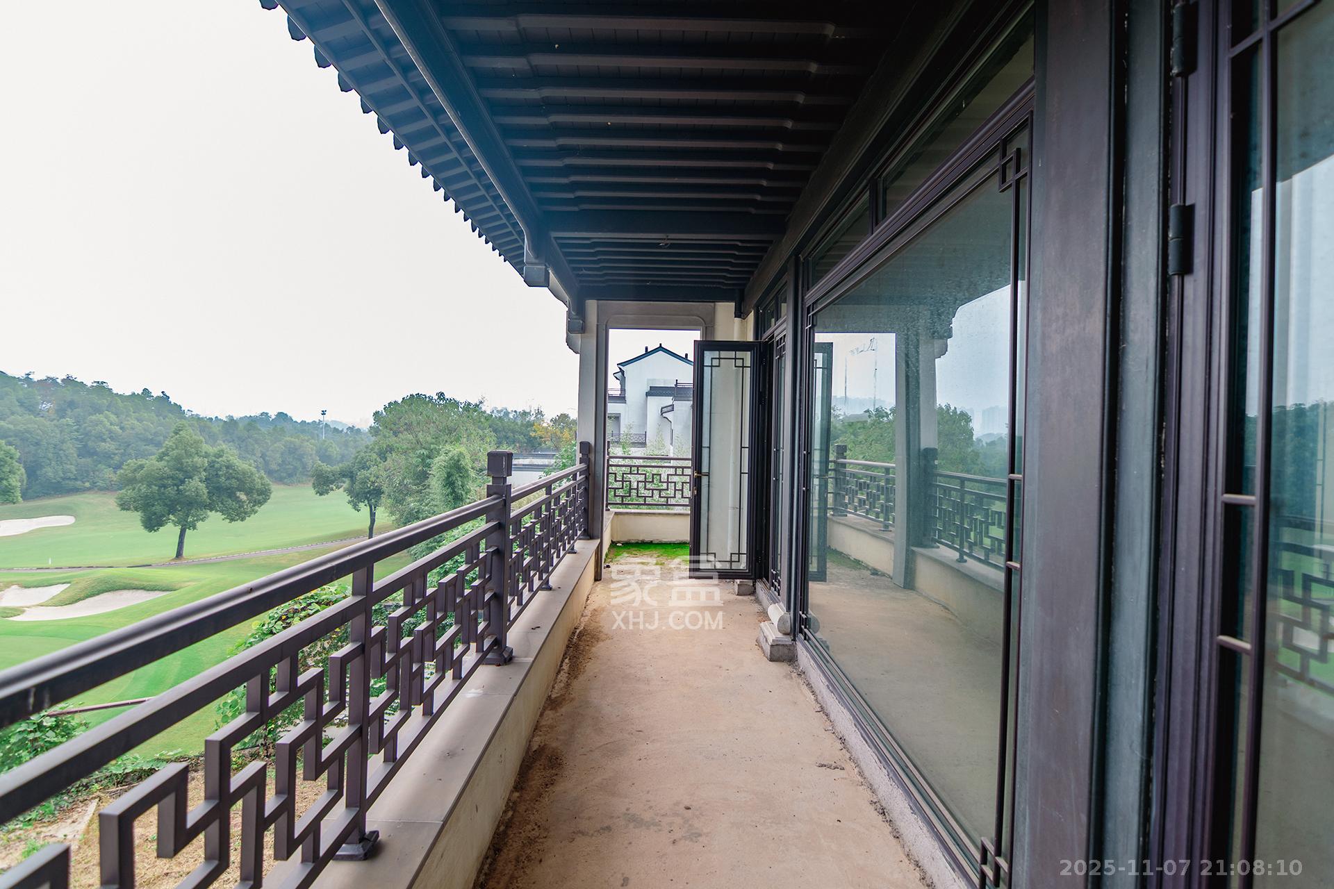 绿城高尔夫小镇  6室2厅2卫    900.0万阳台