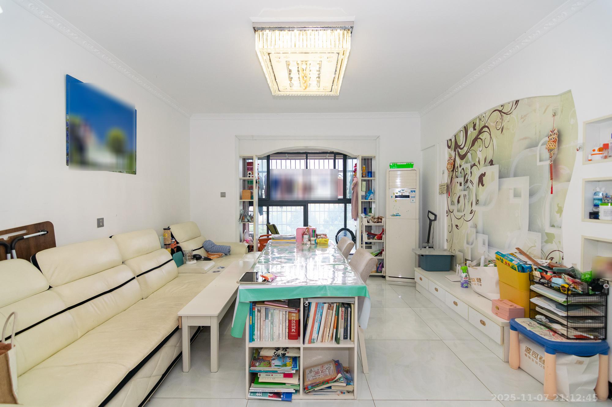 金富星城 4室2厅2卫 60.0万 金富星城 4室2厅2卫 60.0万客厅