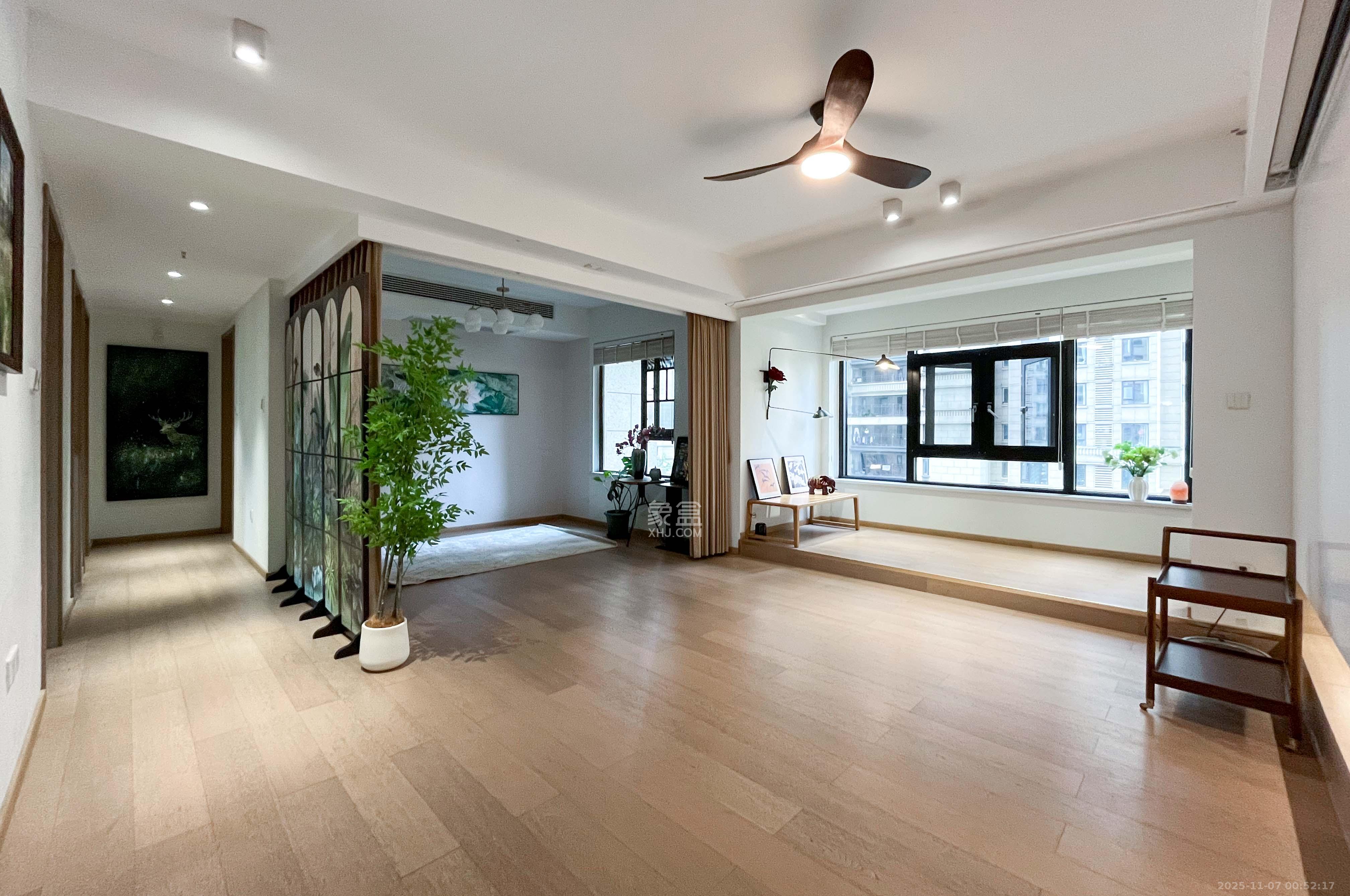 卓越浅水湾  4室2厅2卫    192.0万客厅