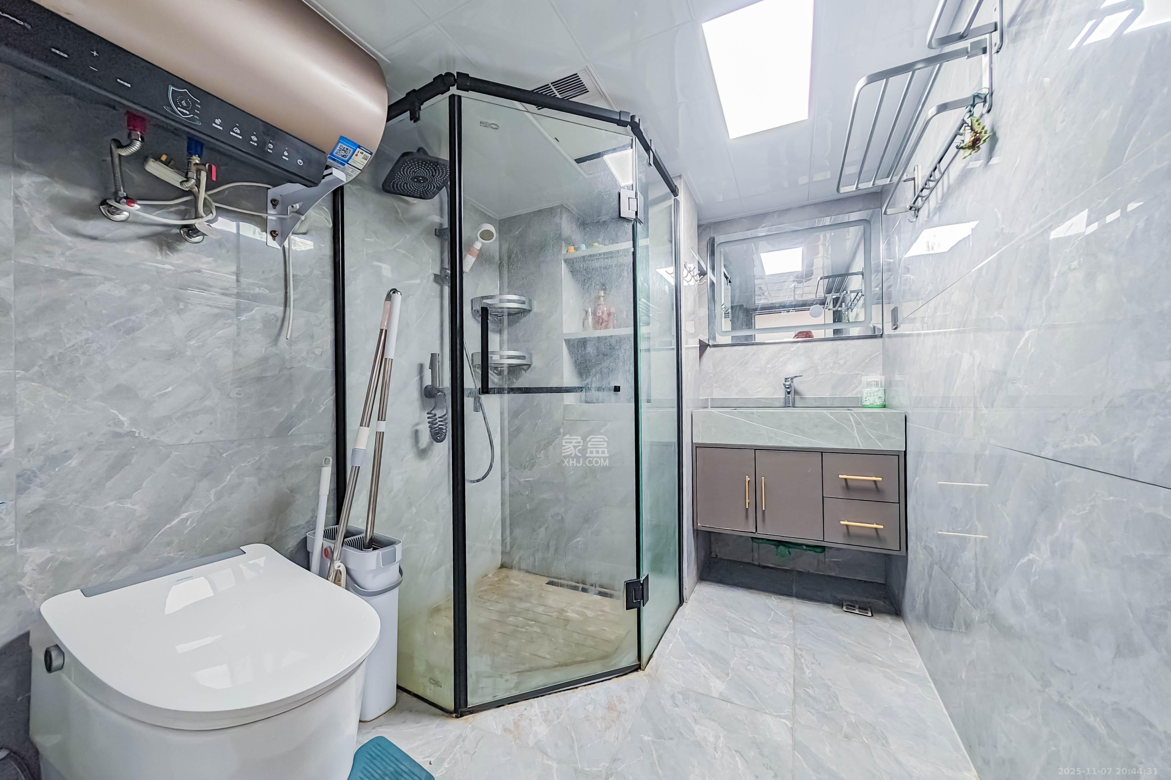 京武浪琴山三期(京武中心) 2室2厅2卫 70.0万 京武浪琴山三期(京武中心) 2室2厅2卫 70.0万卫生间