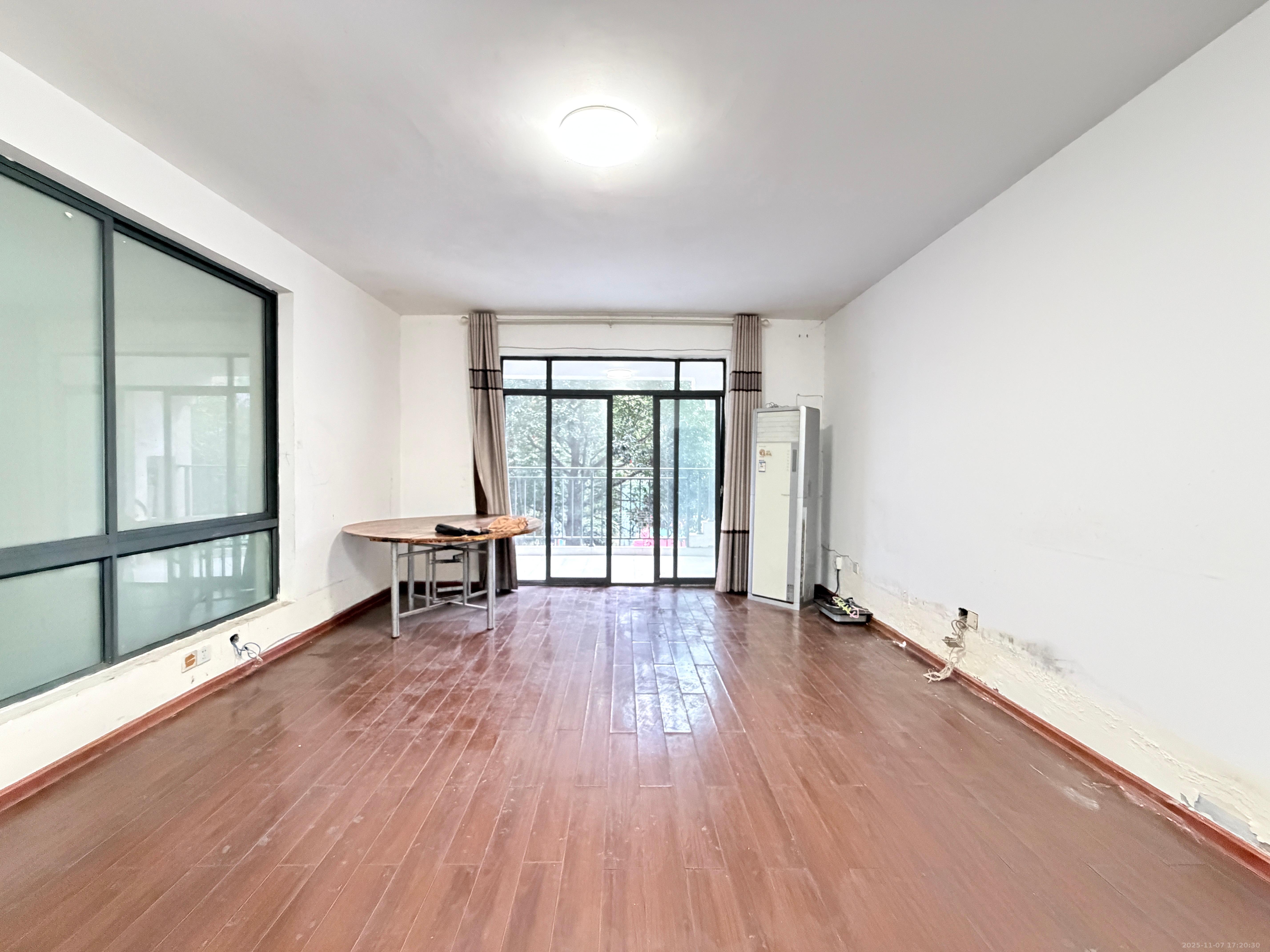 西子湖畔沃府  4室2厅2卫    2500.0元/月