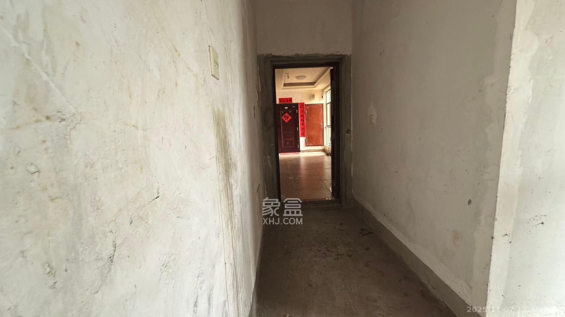 金侨城  3室2厅2卫    40.8万客厅