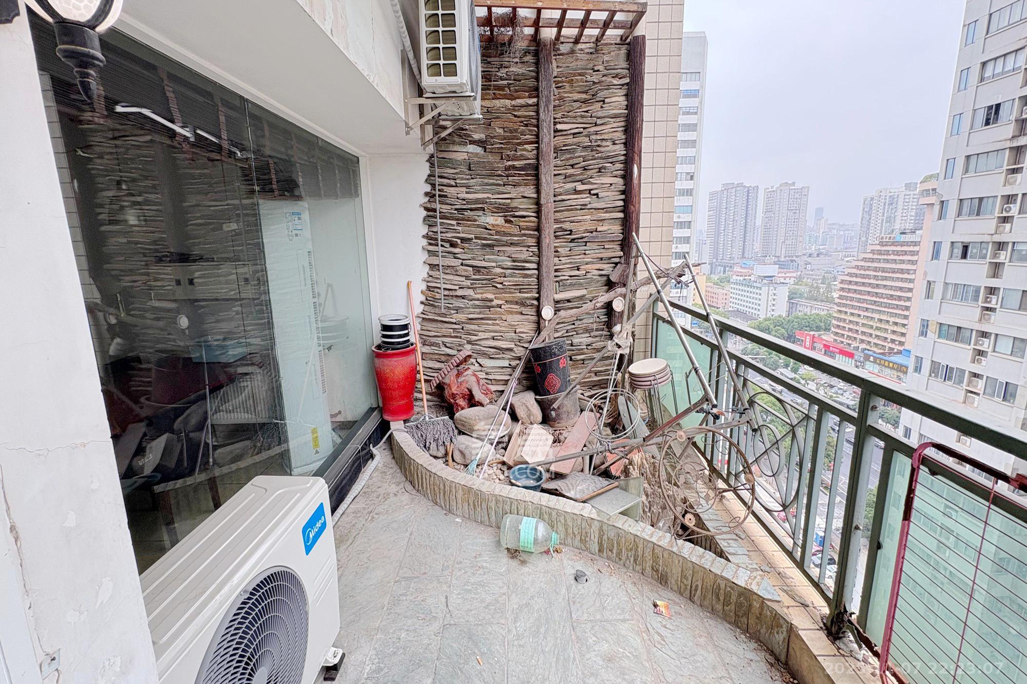 香格里嘉园  4室2厅2卫    150.0万阳台