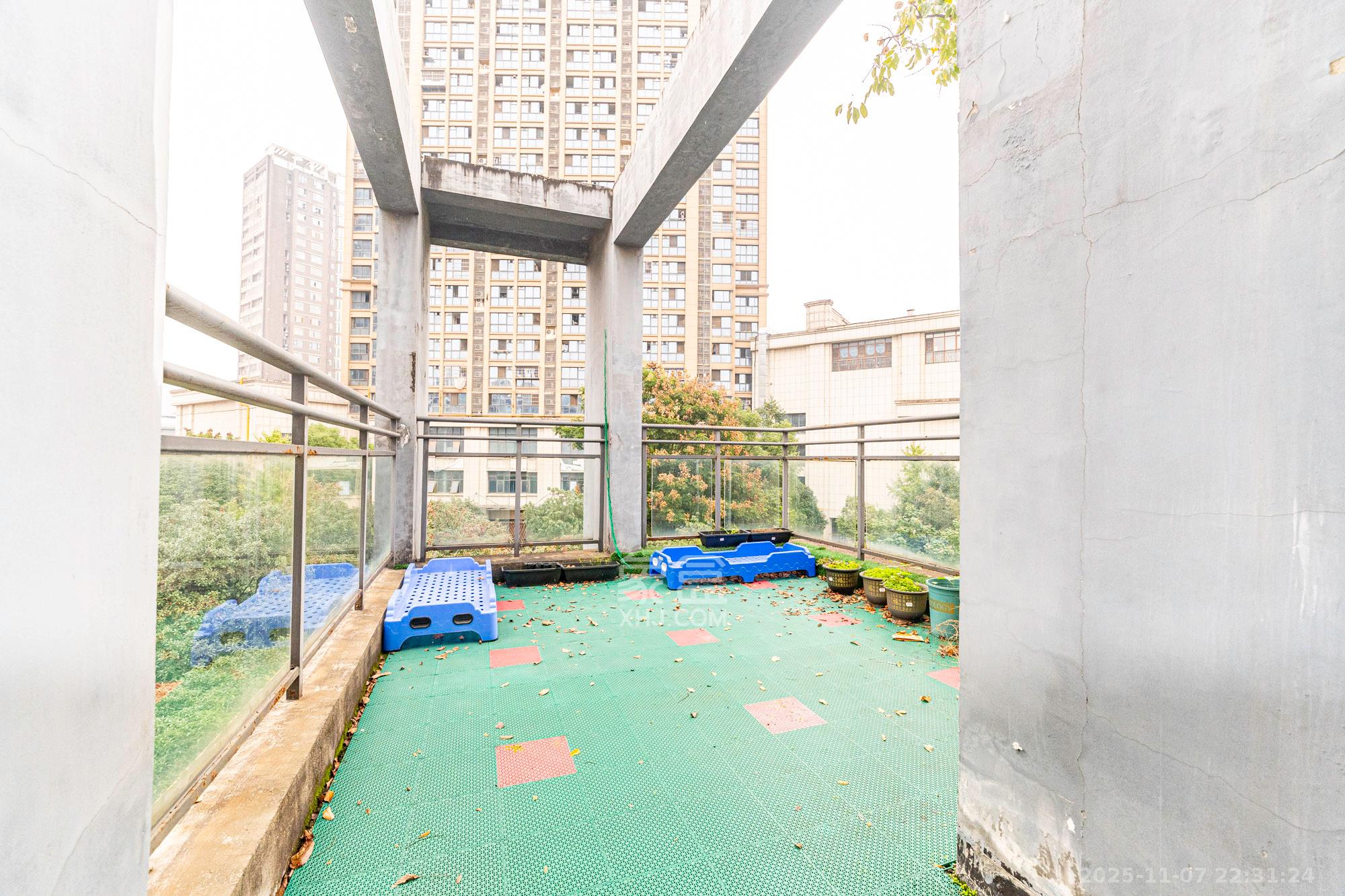 山水湾  5室2厅2卫    410.0万阳台