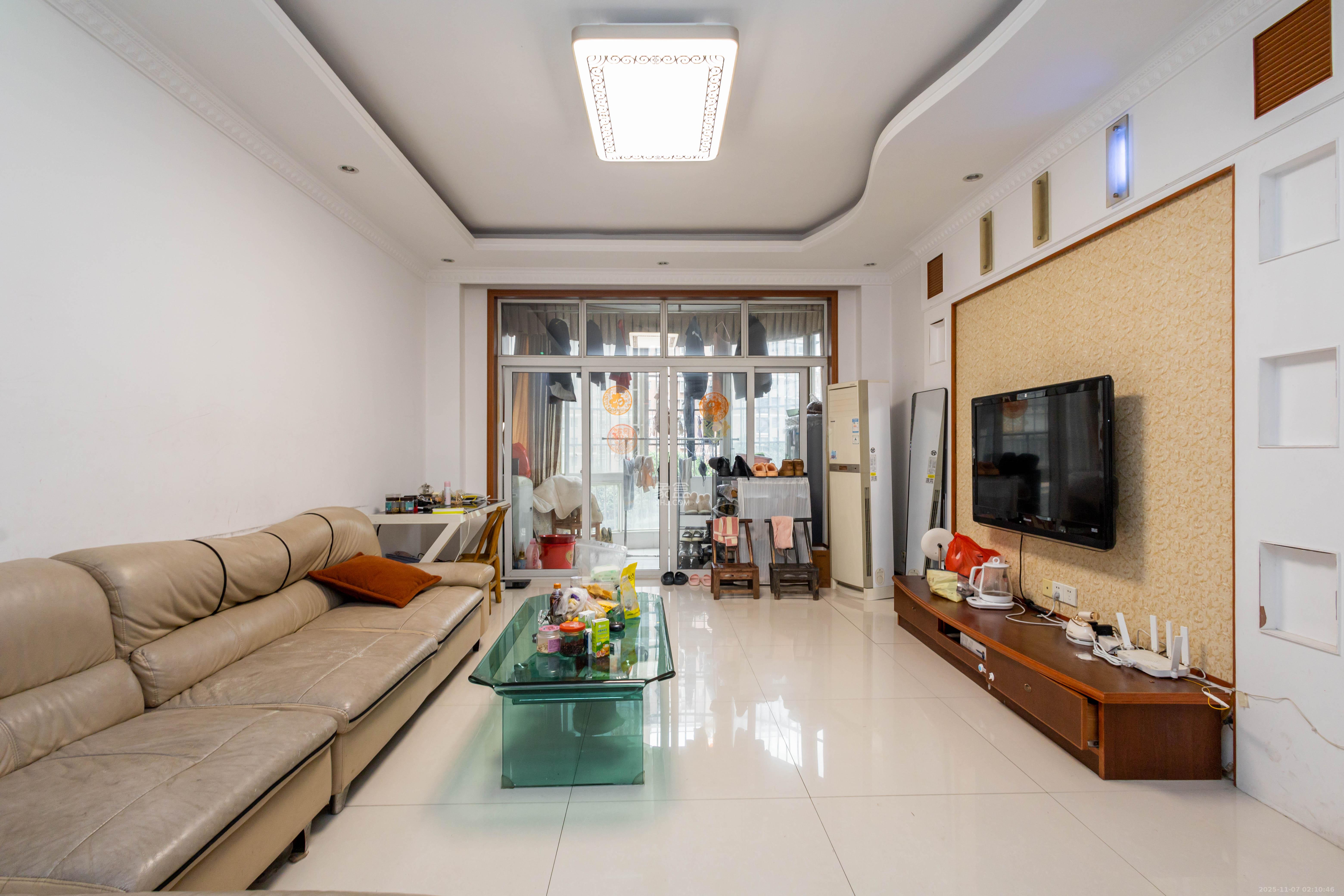 星城国际 1室2厅2卫 48.8万 星城国际 1室2厅2卫 48.8万客厅