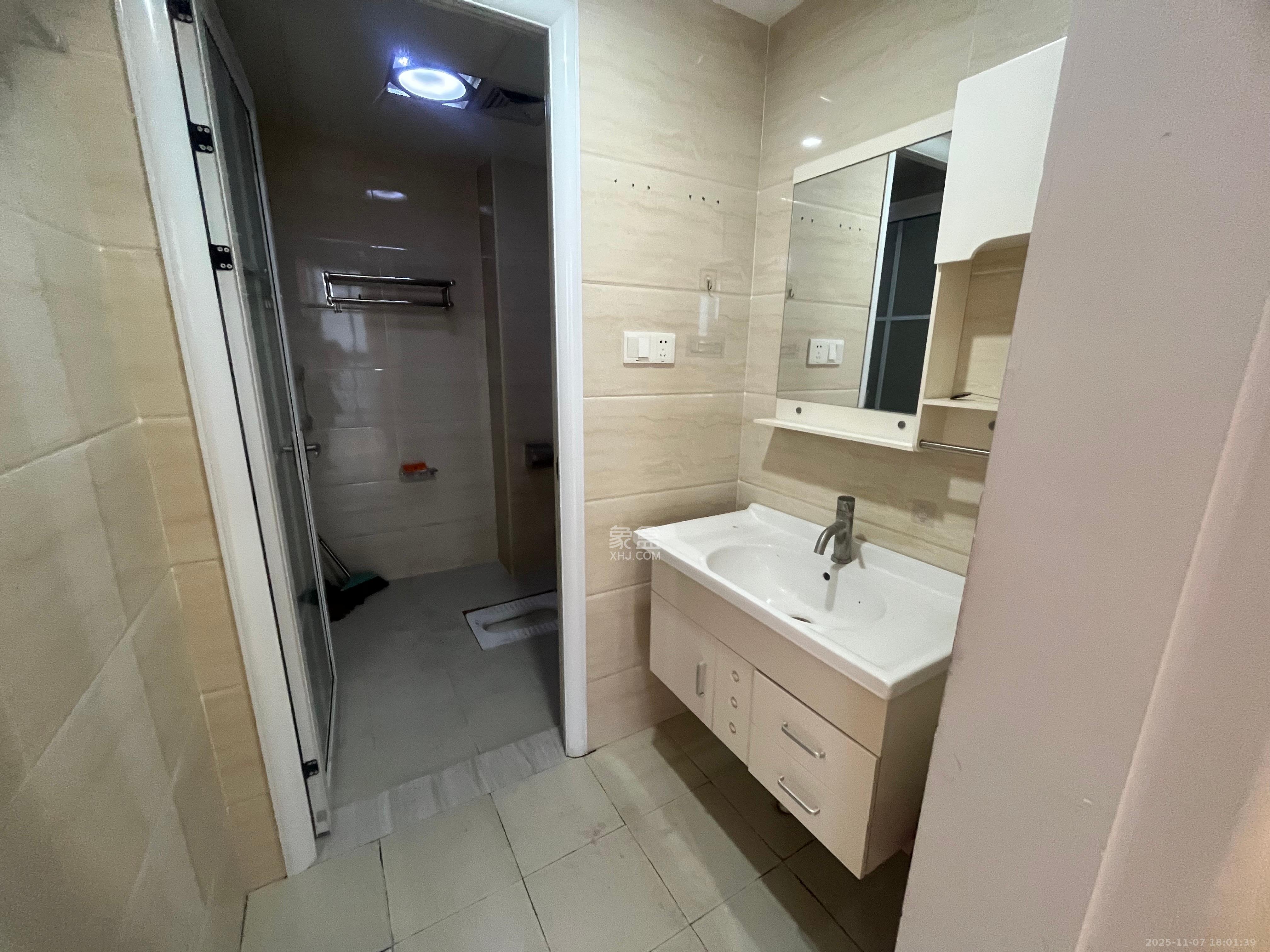 万坤图财富广场  3室1厅1卫    4500.0元/月室内图