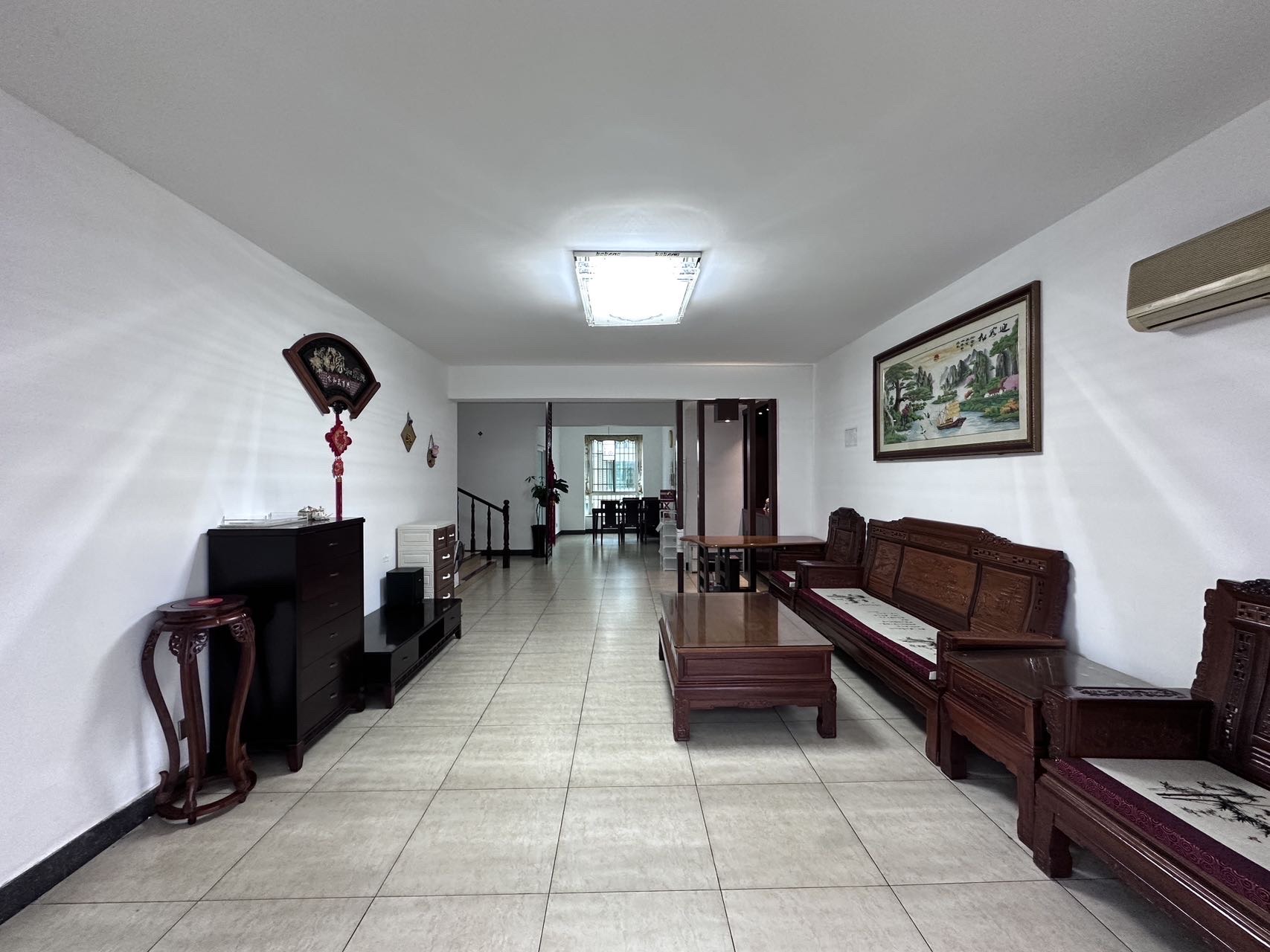 绿色佳园 3室2厅2卫 140.0万 绿色佳园 3室2厅2卫 140.0万客厅