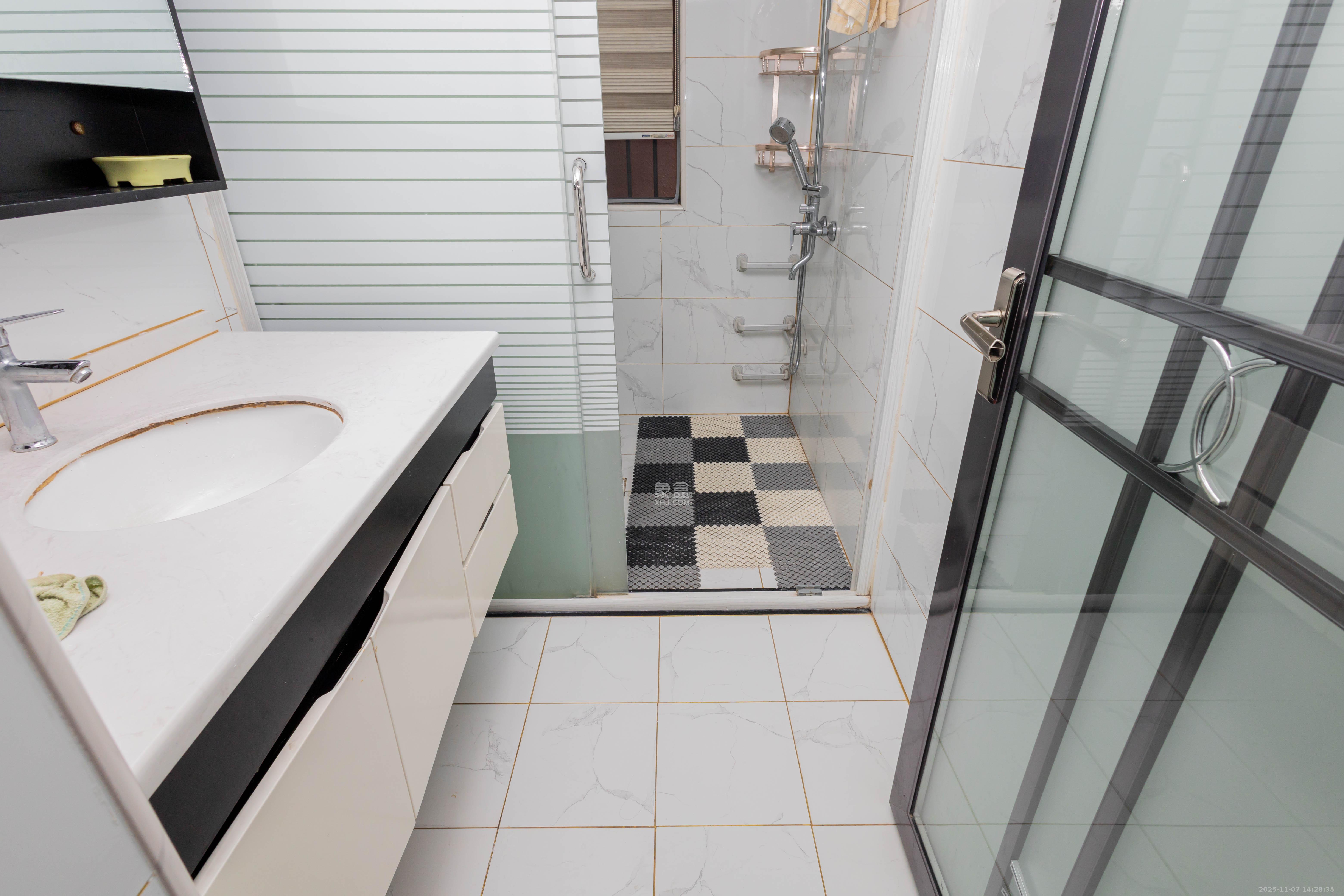 海德公园  4室2厅1卫    82.8万卫生间