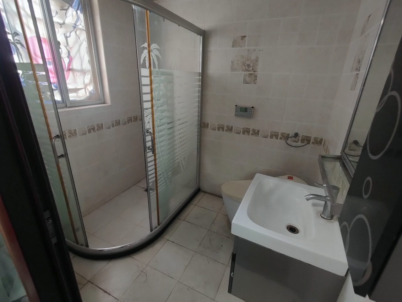 学苑公寓  4室2厅2卫    3200.0元/月室内图