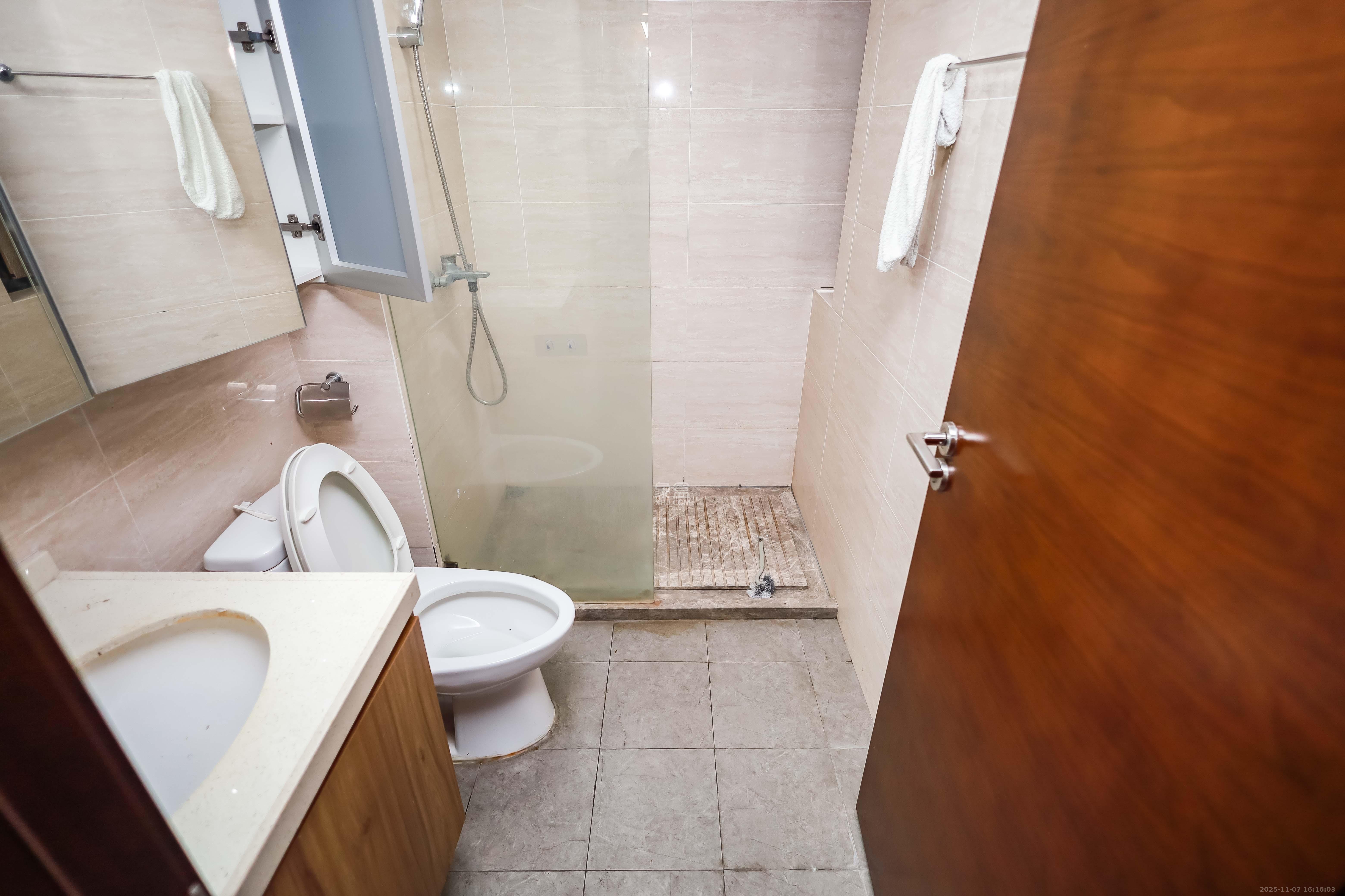 荣泰广场 4室2厅2卫 105.0万 荣泰广场 4室2厅2卫 105.0万卫生间