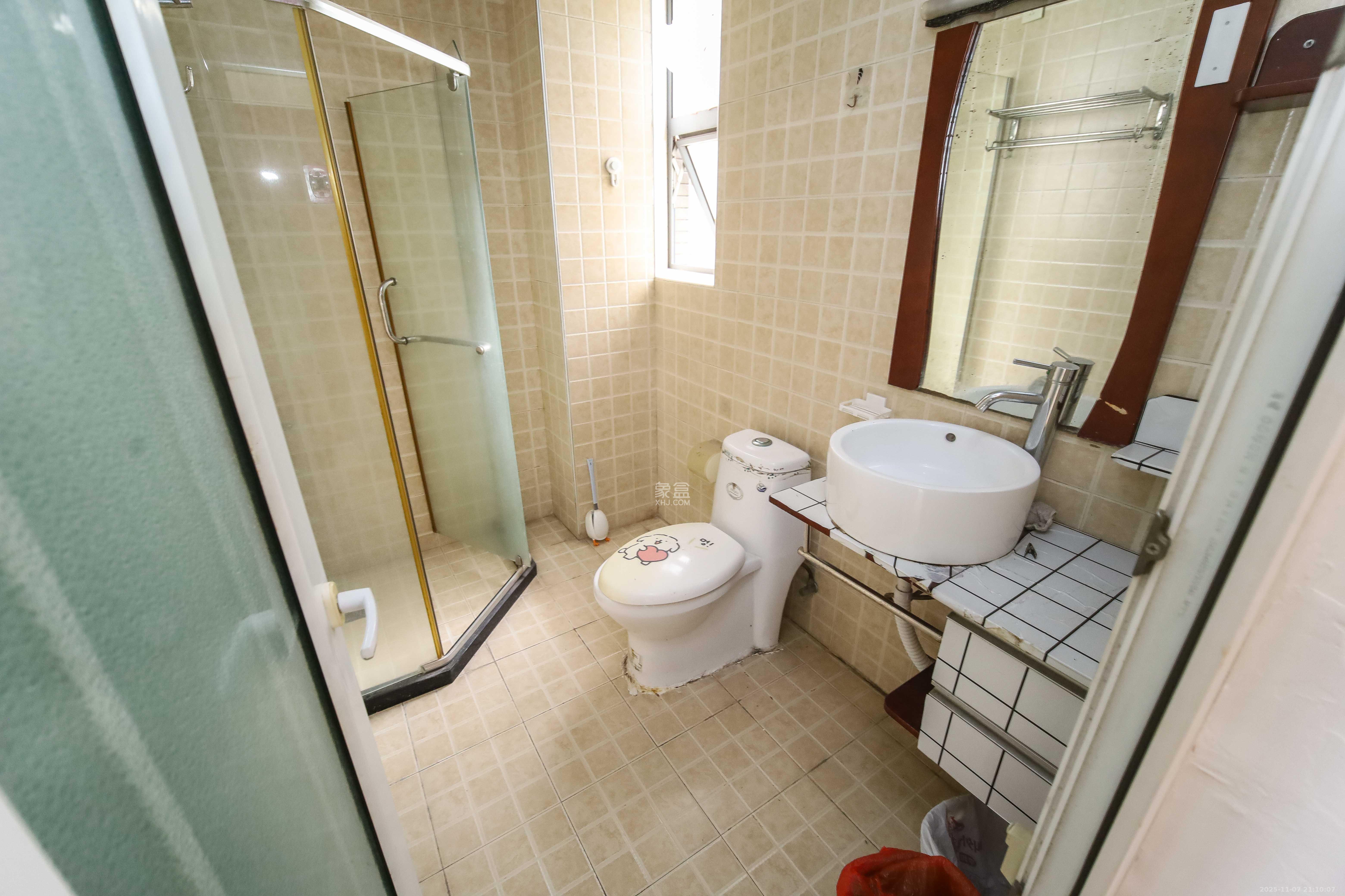 银港水晶城 3室2厅2卫 99.8万 银港水晶城 3室2厅2卫 99.8万卫生间