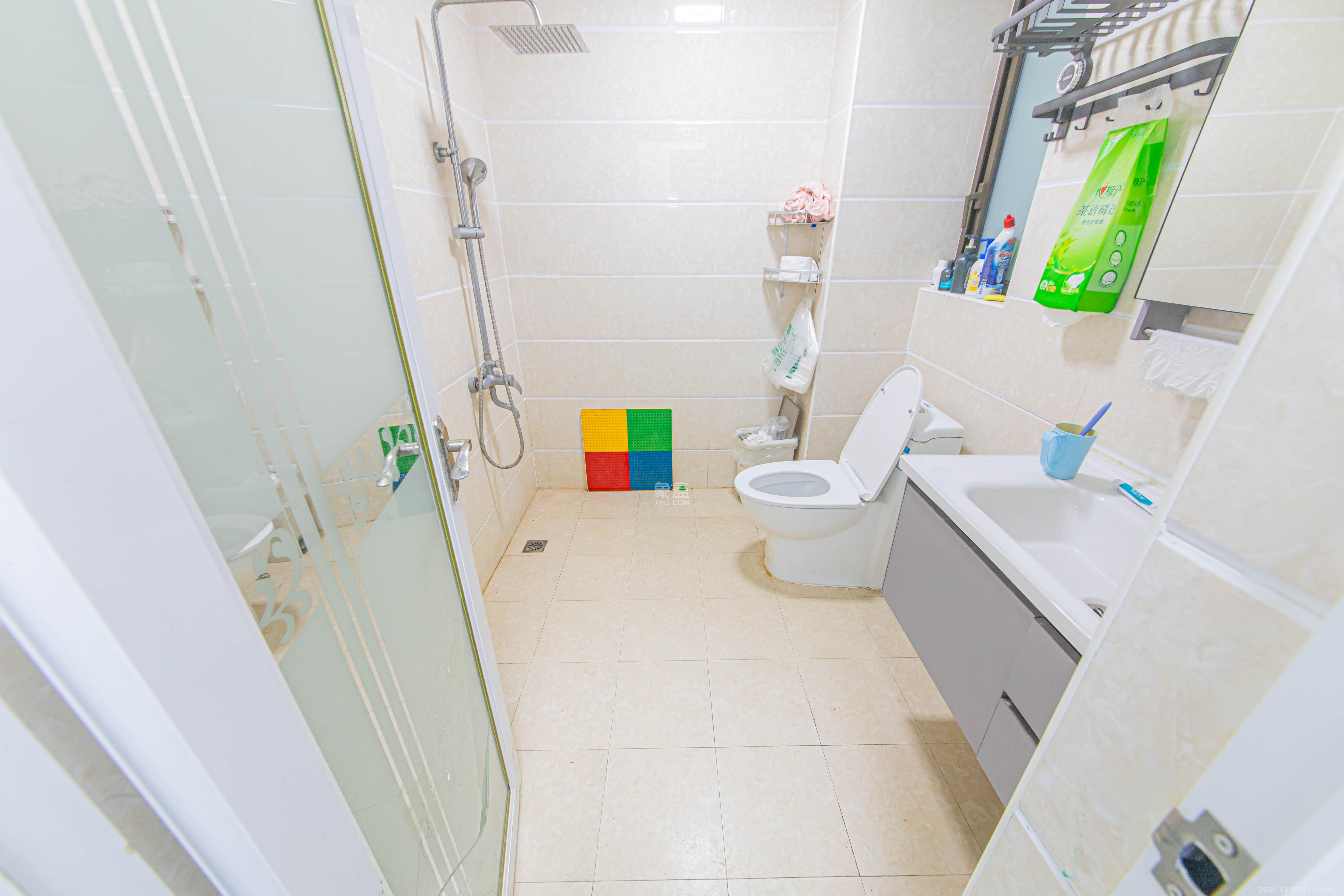 绿地公馆（绿地名邸）  3室2厅2卫    92.0万卫生间