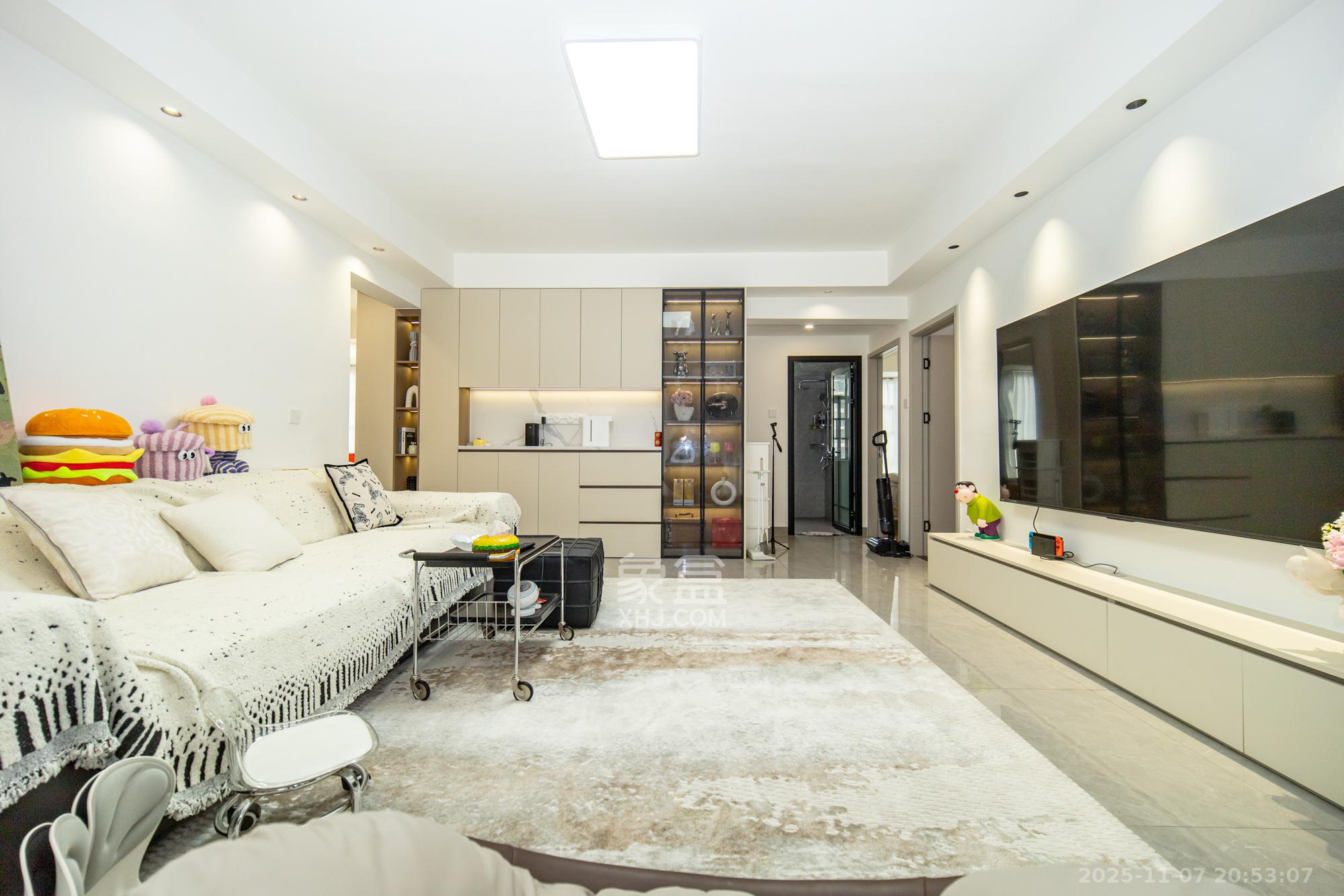 蓝山郡 3室2厅2卫 100.0万 蓝山郡 3室2厅2卫 100.0万客厅