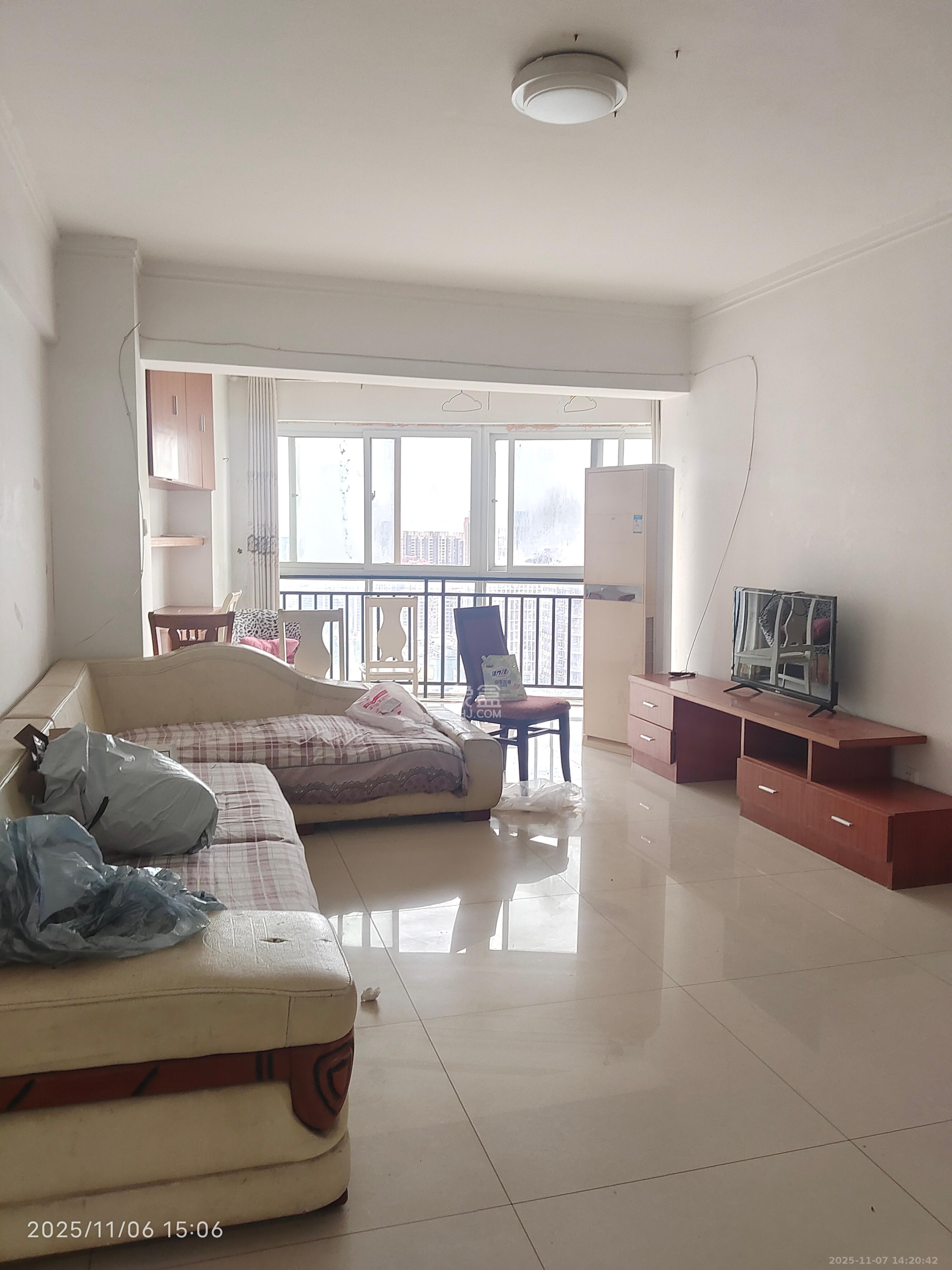 未来现代城  1室2厅1卫    1600.0元/月室内图