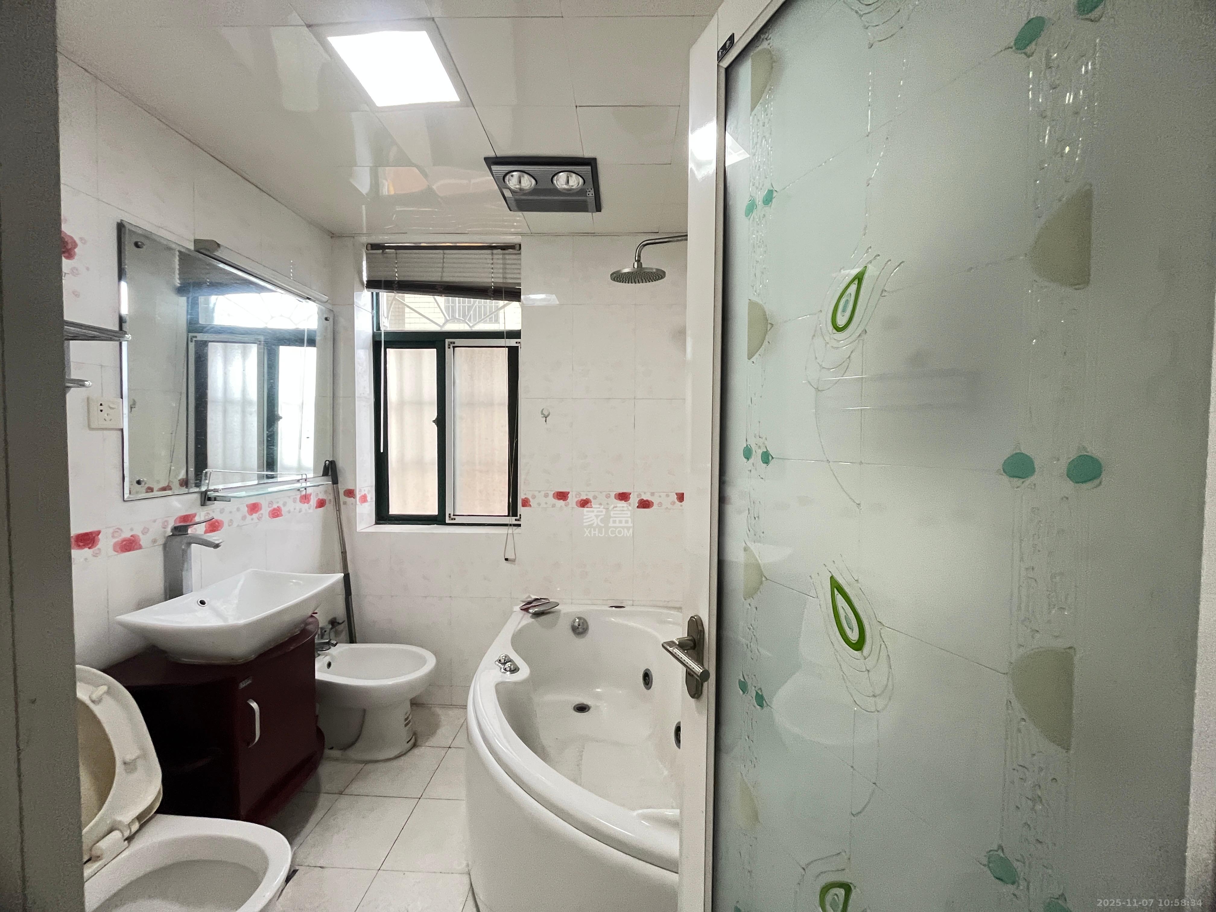 天和华城  3室2厅2卫    2000.0元/月室内图